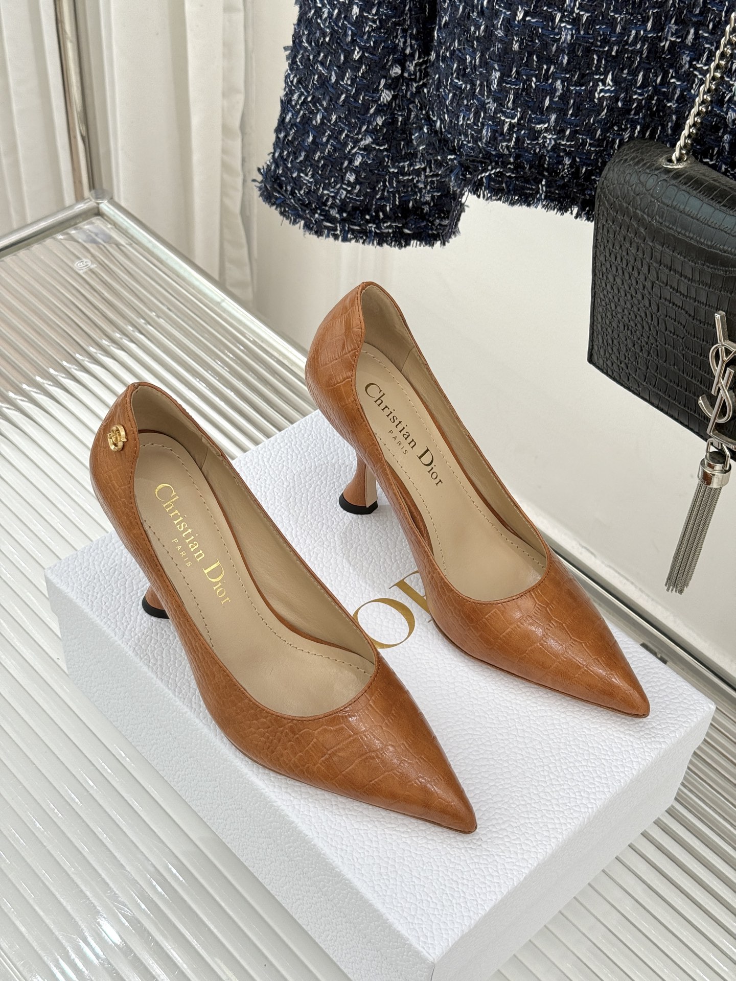 Dior/迪奥25WF新品极简尖头高跟鞋这款鞋以利落廓形重塑女性力量美学鞋跟高度拿捏得宜 既衬出修长腿线