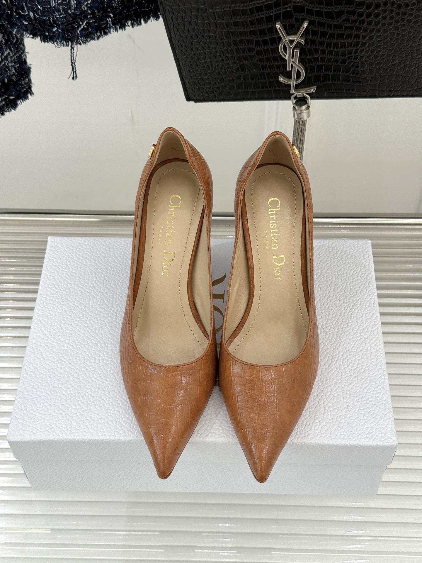 Dior/迪奥25WF新品极简尖头高跟鞋这款鞋以利落廓形重塑女性力量美学鞋跟高度拿捏得宜 既衬出修长腿线