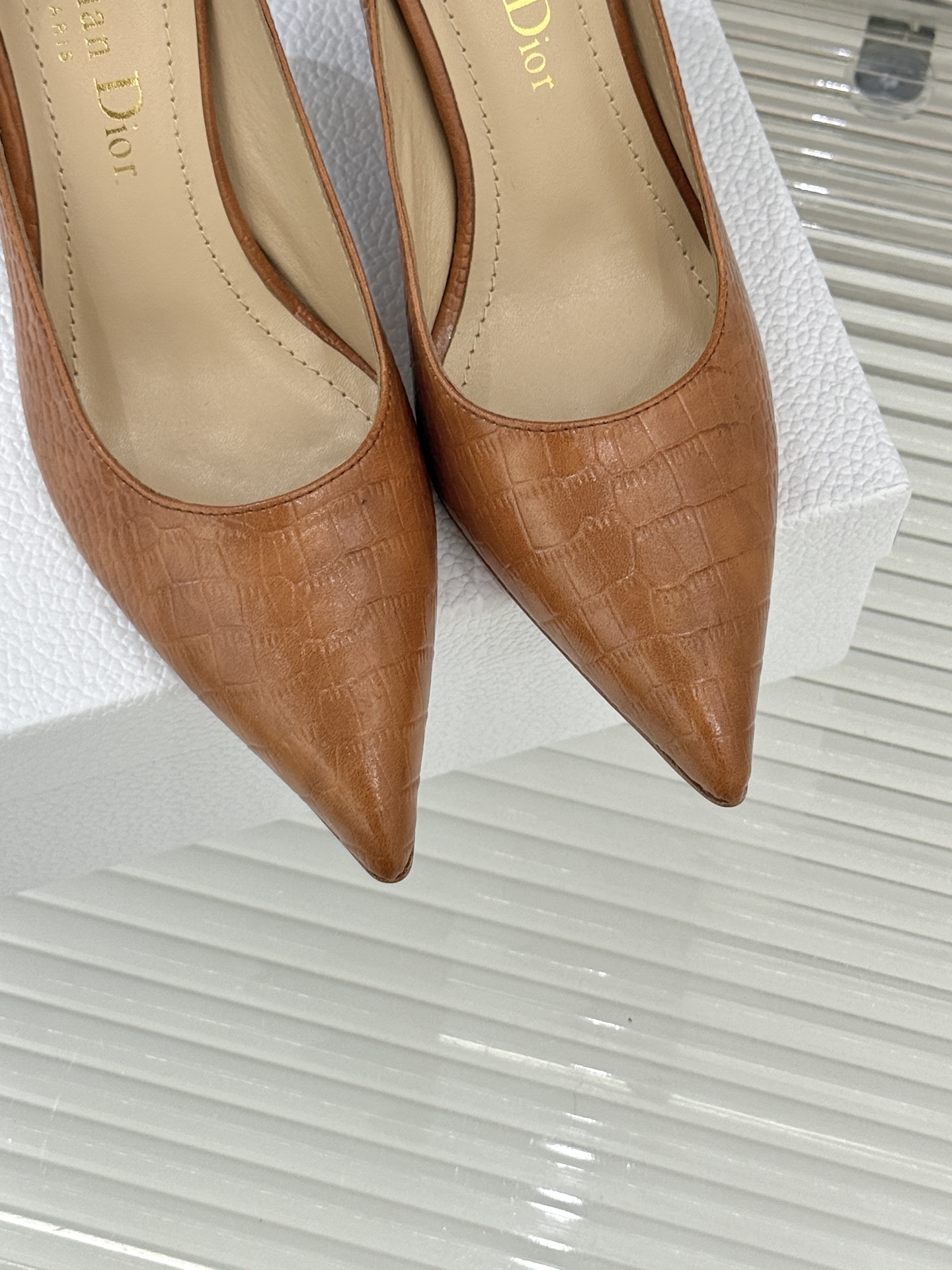 Dior/迪奥25WF新品极简尖头高跟鞋这款鞋以利落廓形重塑女性力量美学鞋跟高度拿捏得宜 既衬出修长腿线