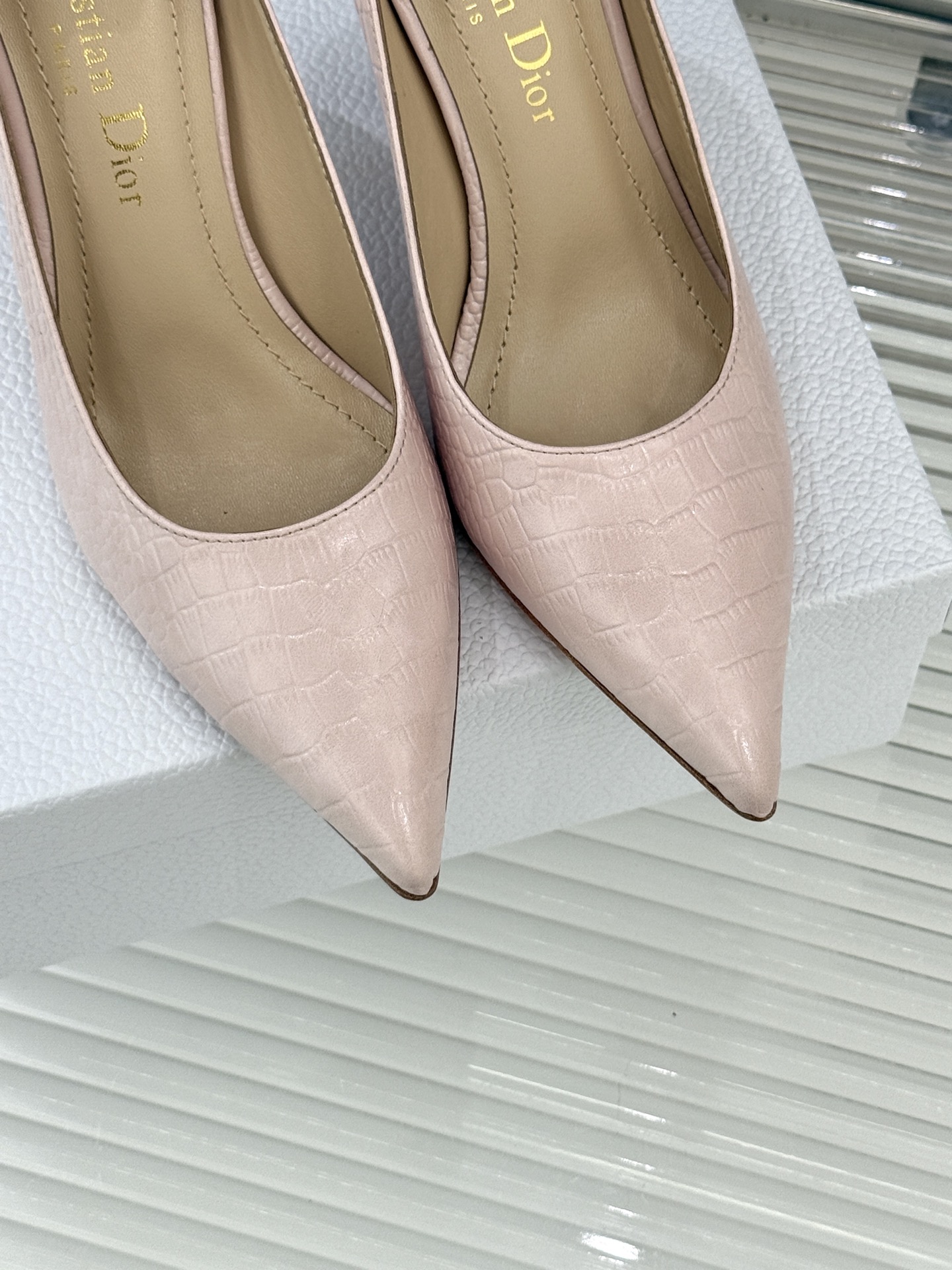 Dior/迪奥25WF新品极简尖头高跟鞋这款鞋以利落廓形重塑女性力量美学鞋跟高度拿捏得宜 既衬出修长腿线
