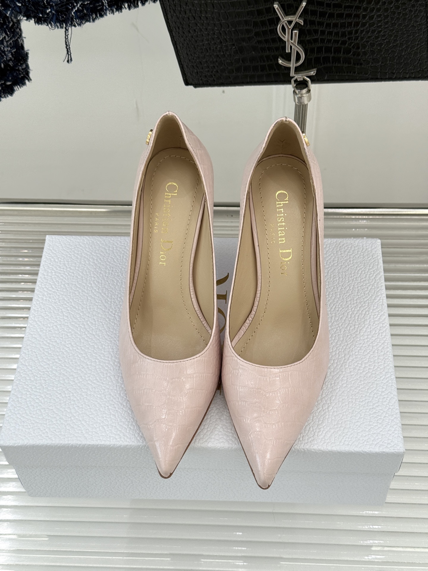 Dior/迪奥25WF新品极简尖头高跟鞋这款鞋以利落廓形重塑女性力量美学鞋跟高度拿捏得宜 既衬出修长腿线