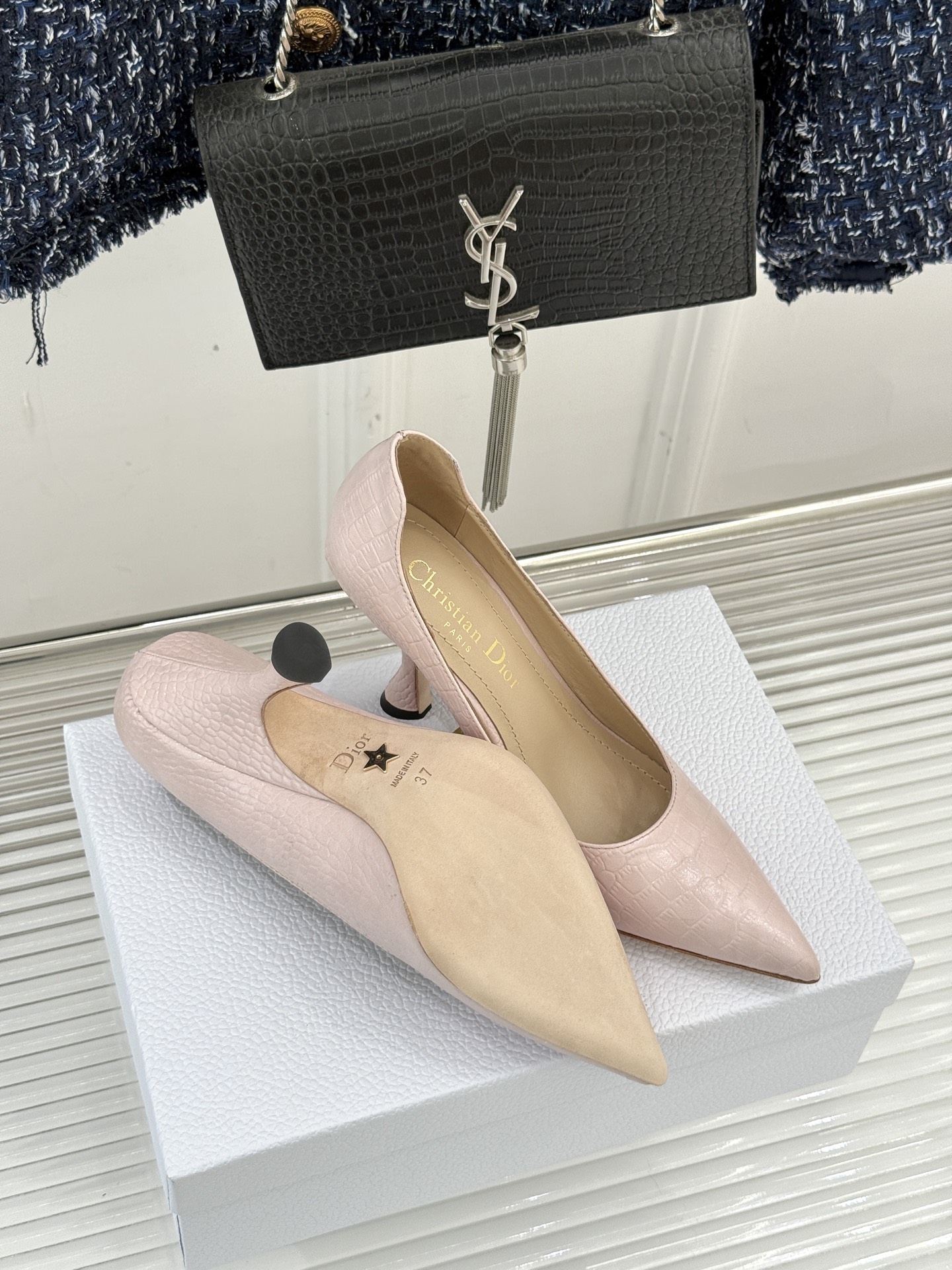 Dior/迪奥25WF新品极简尖头高跟鞋这款鞋以利落廓形重塑女性力量美学鞋跟高度拿捏得宜 既衬出修长腿线