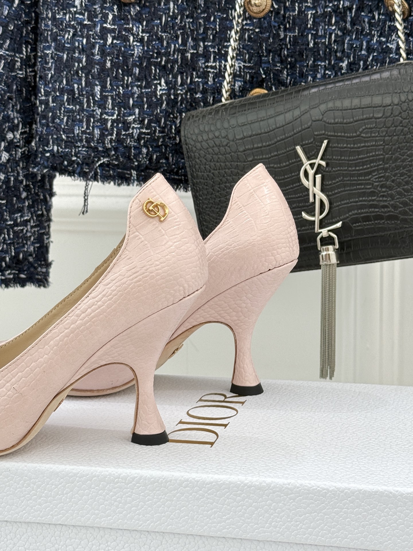 Dior/迪奥25WF新品极简尖头高跟鞋这款鞋以利落廓形重塑女性力量美学鞋跟高度拿捏得宜 既衬出修长腿线