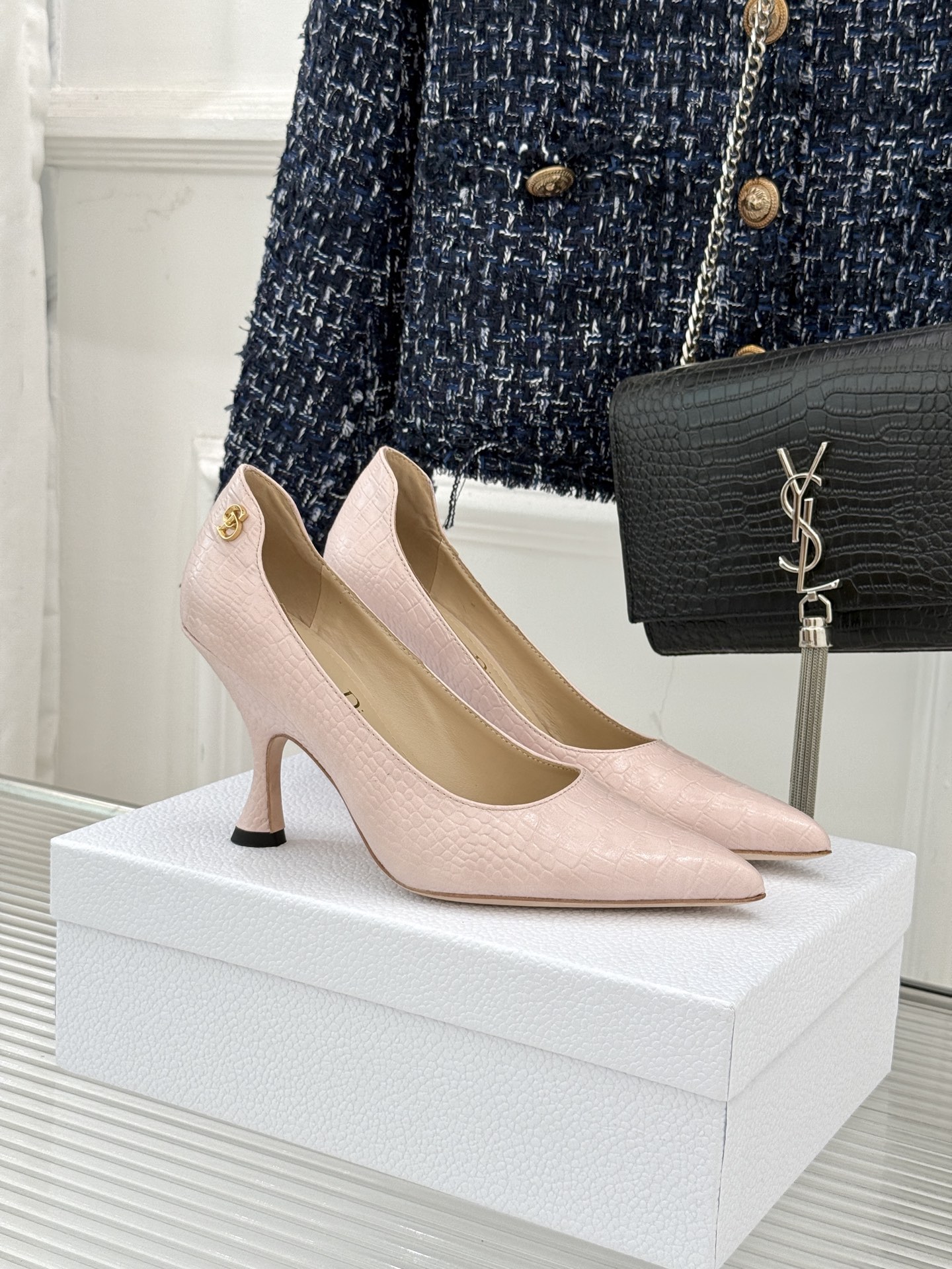 Dior/迪奥25WF新品极简尖头高跟鞋这款鞋以利落廓形重塑女性力量美学鞋跟高度拿捏得宜 既衬出修长腿线