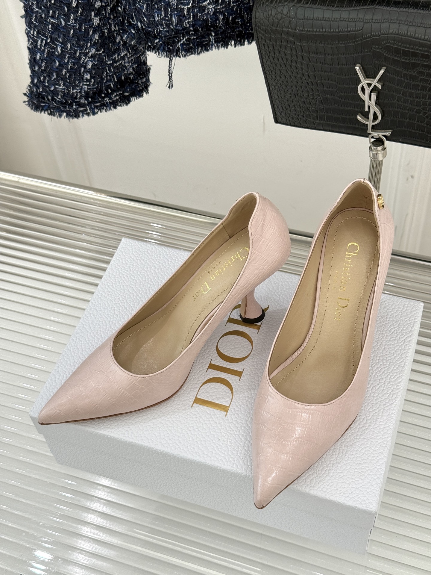 Dior/迪奥25WF新品极简尖头高跟鞋这款鞋以利落廓形重塑女性力量美学鞋跟高度拿捏得宜 既衬出修长腿线