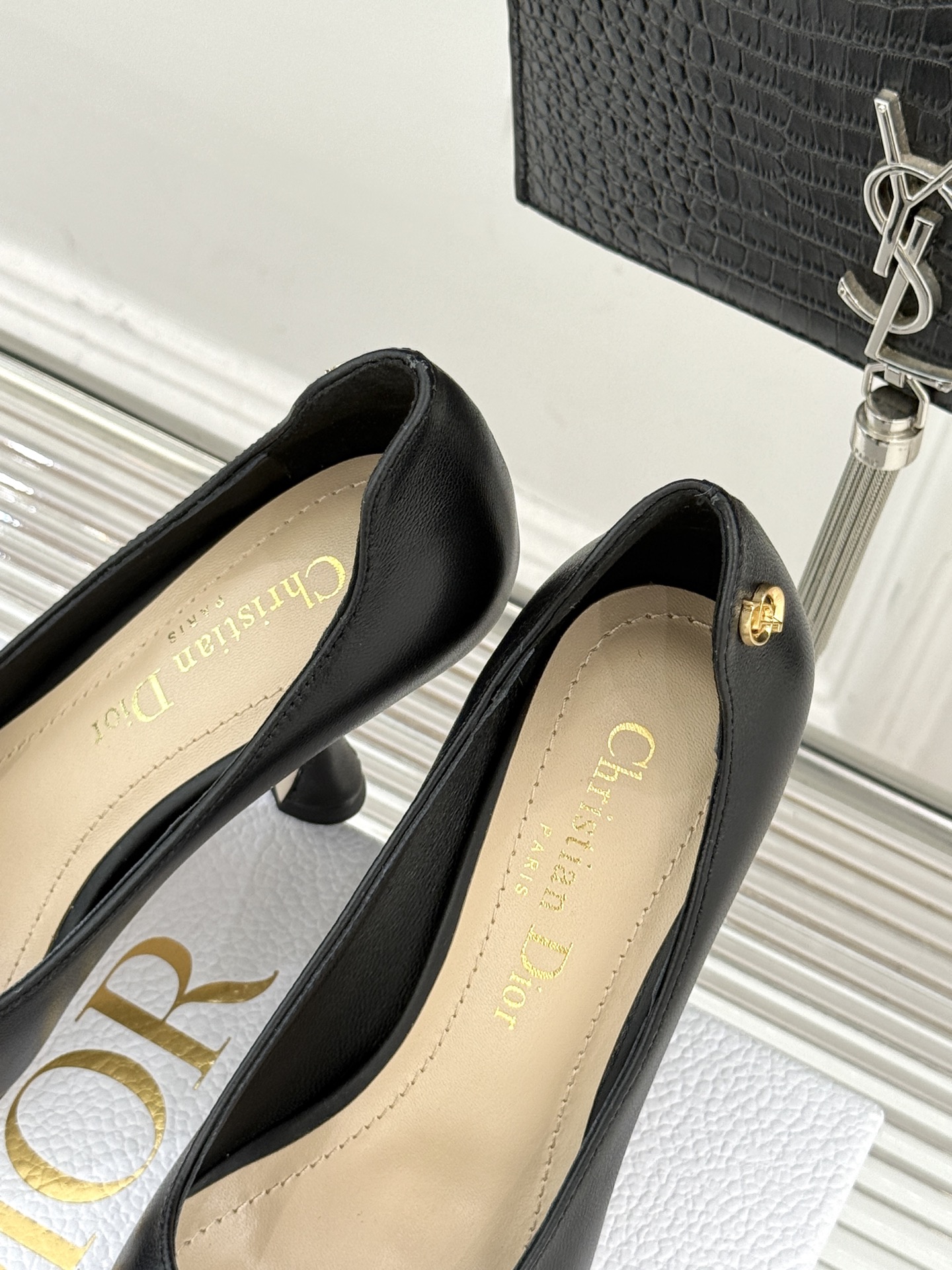 Dior/迪奥25WF新品极简尖头高跟鞋这款鞋以利落廓形重塑女性力量美学鞋跟高度拿捏得宜 既衬出修长腿线