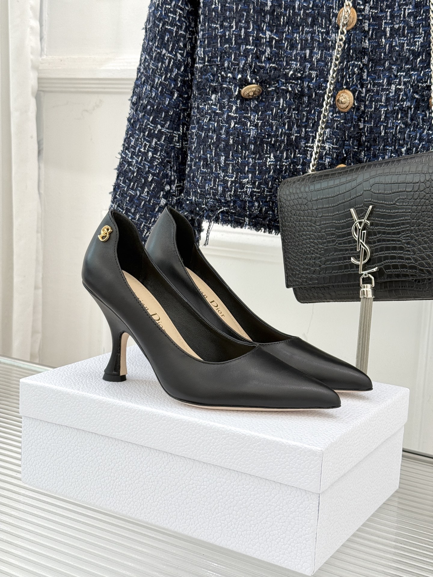 Dior/迪奥25WF新品极简尖头高跟鞋这款鞋以利落廓形重塑女性力量美学鞋跟高度拿捏得宜 既衬出修长腿线