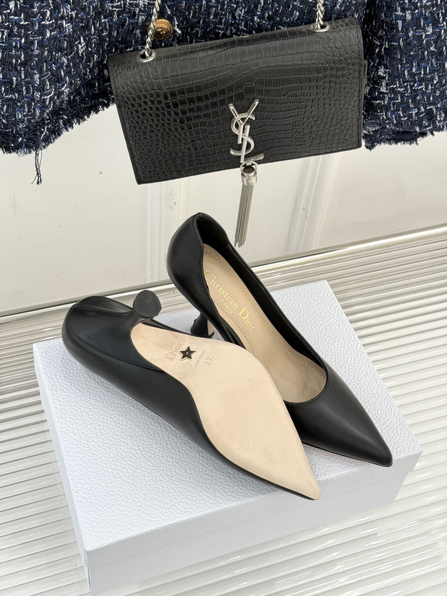 Dior/迪奥25WF新品极简尖头高跟鞋这款鞋以利落廓形重塑女性力量美学鞋跟高度拿捏得宜 既衬出修长腿线