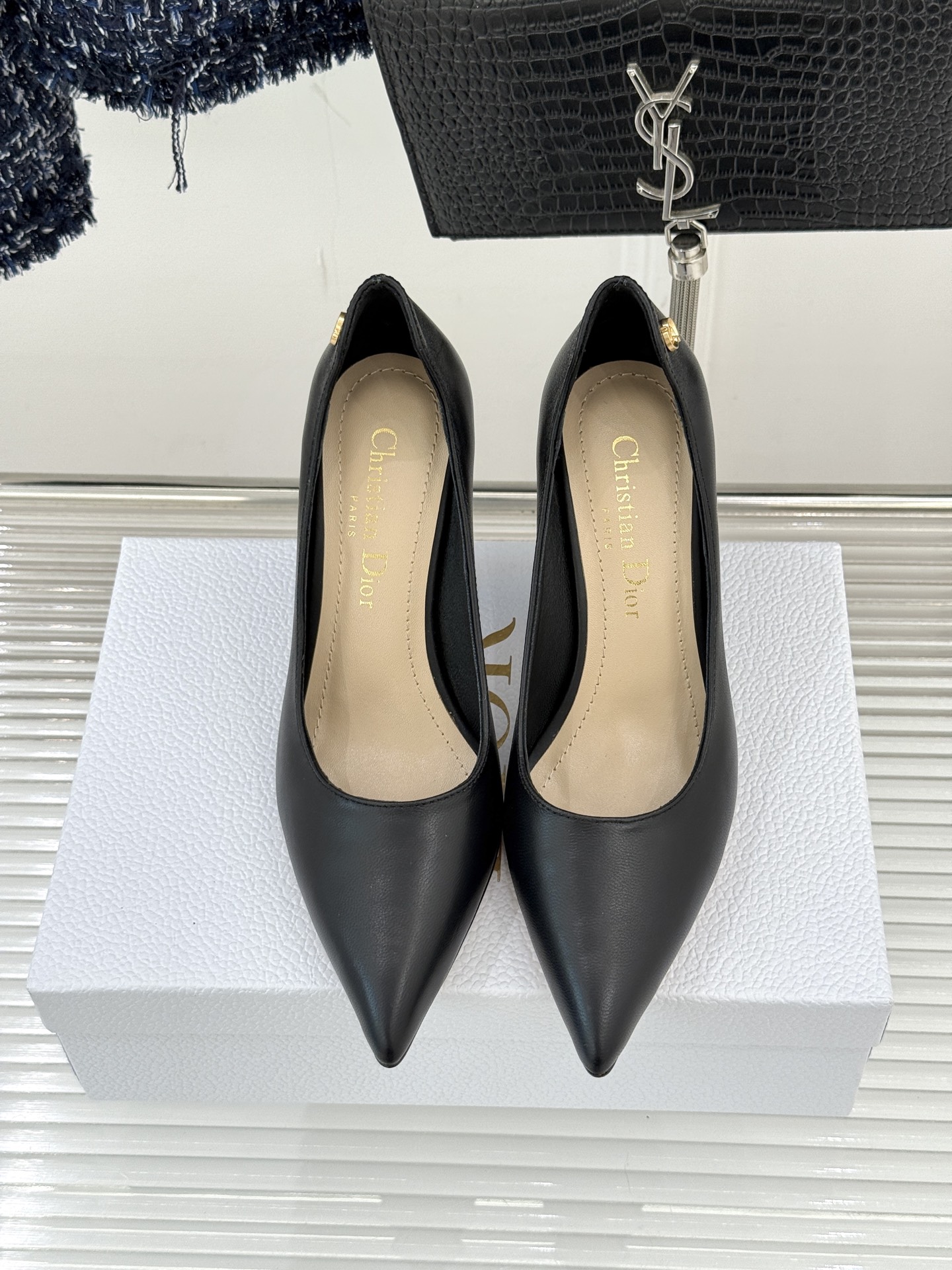 Dior/迪奥25WF新品极简尖头高跟鞋这款鞋以利落廓形重塑女性力量美学鞋跟高度拿捏得宜 既衬出修长腿线