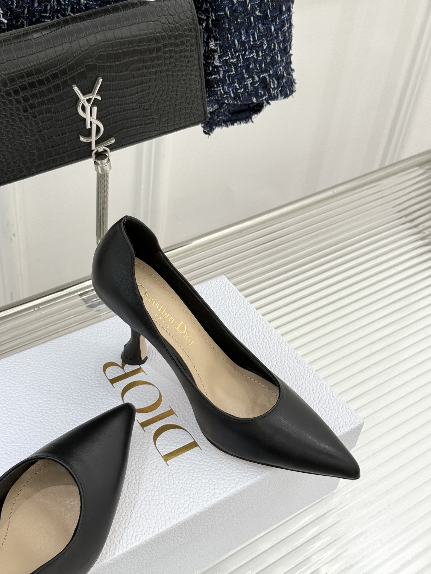 Dior/迪奥25WF新品极简尖头高跟鞋这款鞋以利落廓形重塑女性力量美学鞋跟高度拿捏得宜 既衬出修长腿线