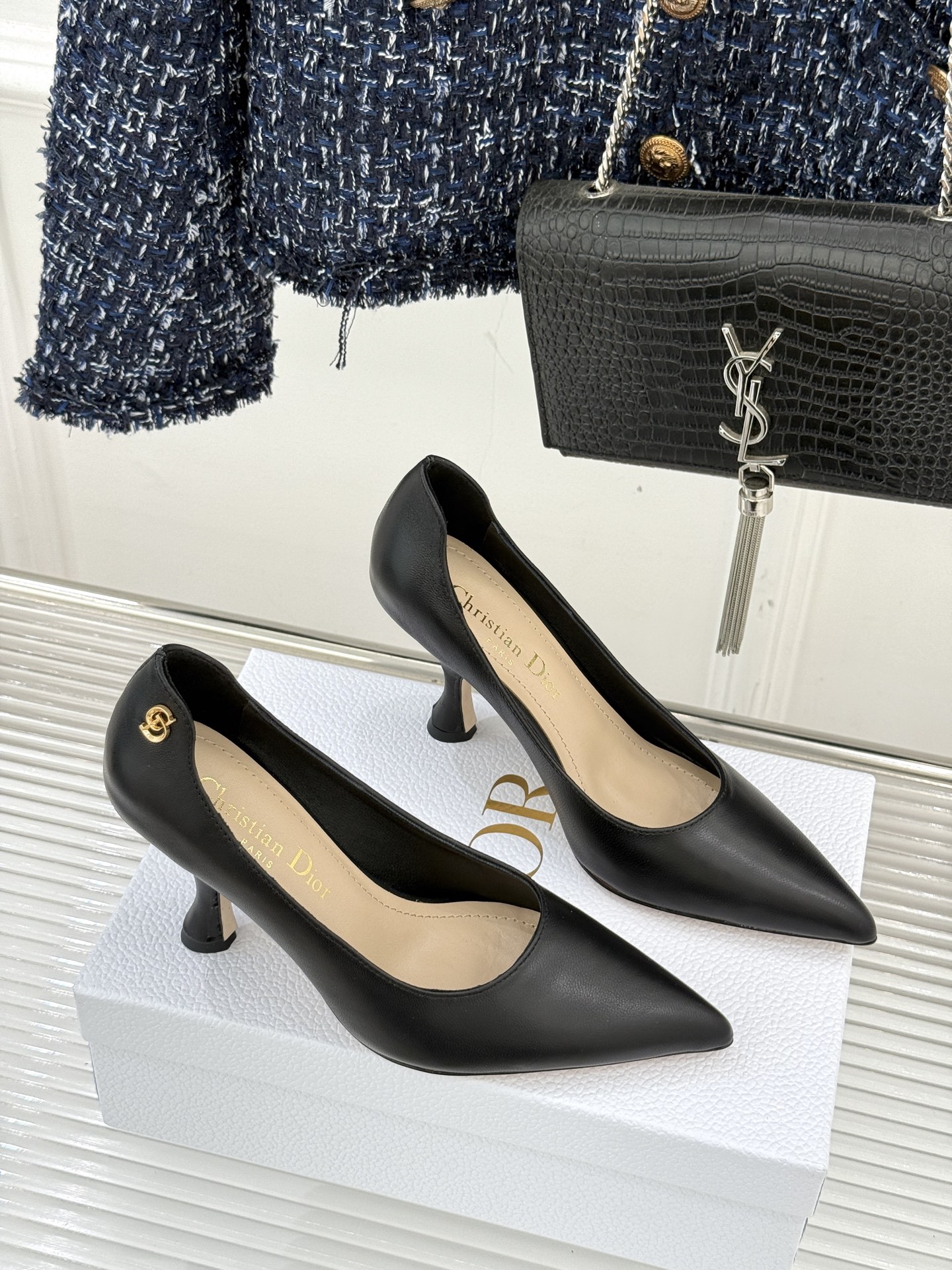 Dior/迪奥25WF新品极简尖头高跟鞋这款鞋以利落廓形重塑女性力量美学鞋跟高度拿捏得宜 既衬出修长腿线