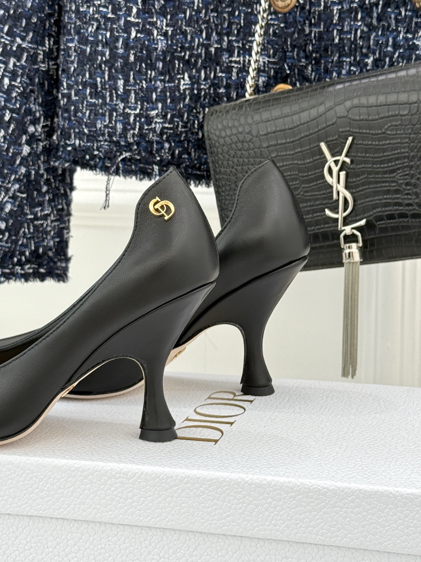 Dior/迪奥25WF新品极简尖头高跟鞋这款鞋以利落廓形重塑女性力量美学鞋跟高度拿捏得宜 既衬出修长腿线