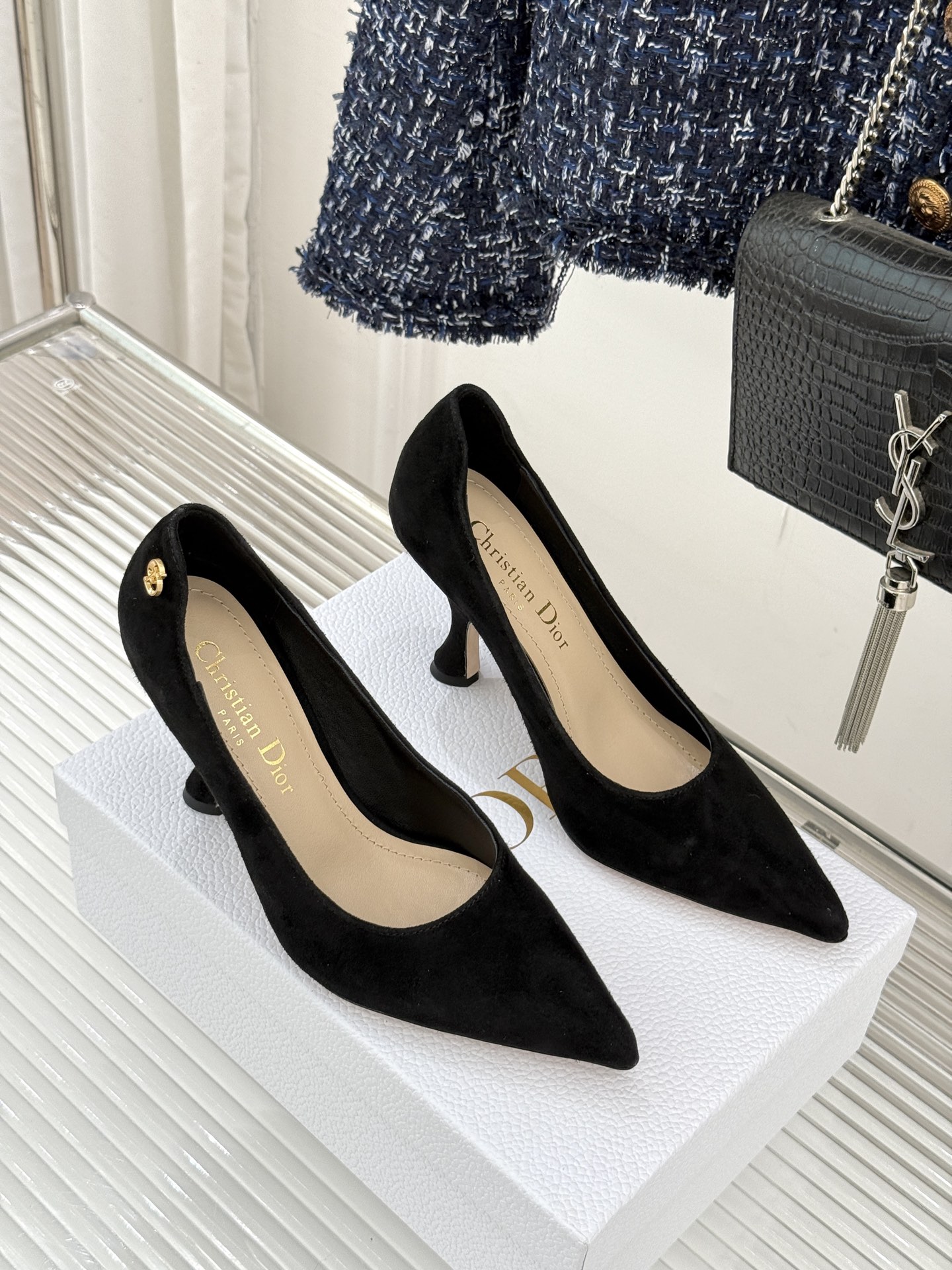 Dior/迪奥25WF新品极简尖头高跟鞋这款鞋以利落廓形重塑女性力量美学鞋跟高度拿捏得宜 既衬出修长腿线