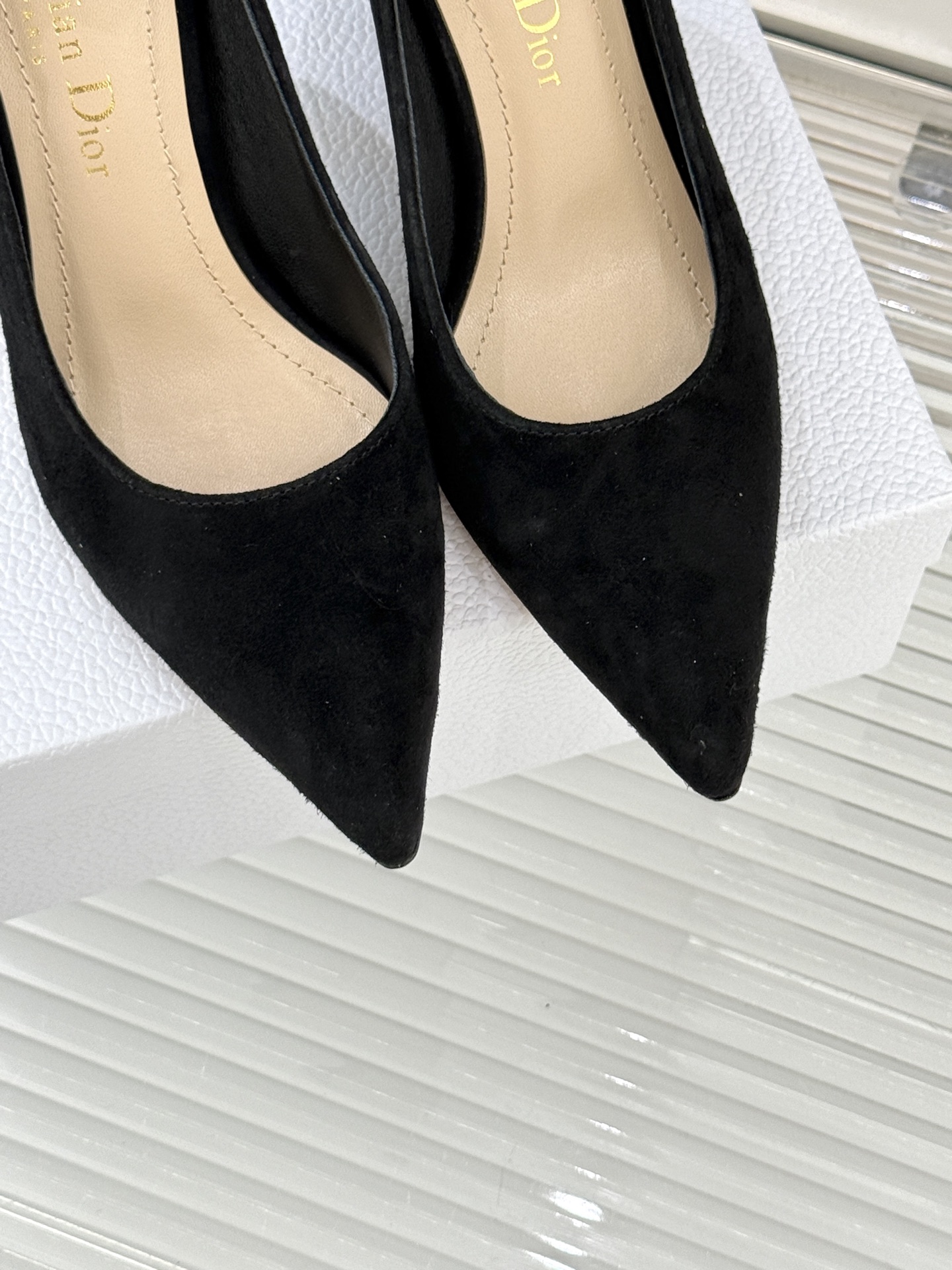 Dior/迪奥25WF新品极简尖头高跟鞋这款鞋以利落廓形重塑女性力量美学鞋跟高度拿捏得宜 既衬出修长腿线
