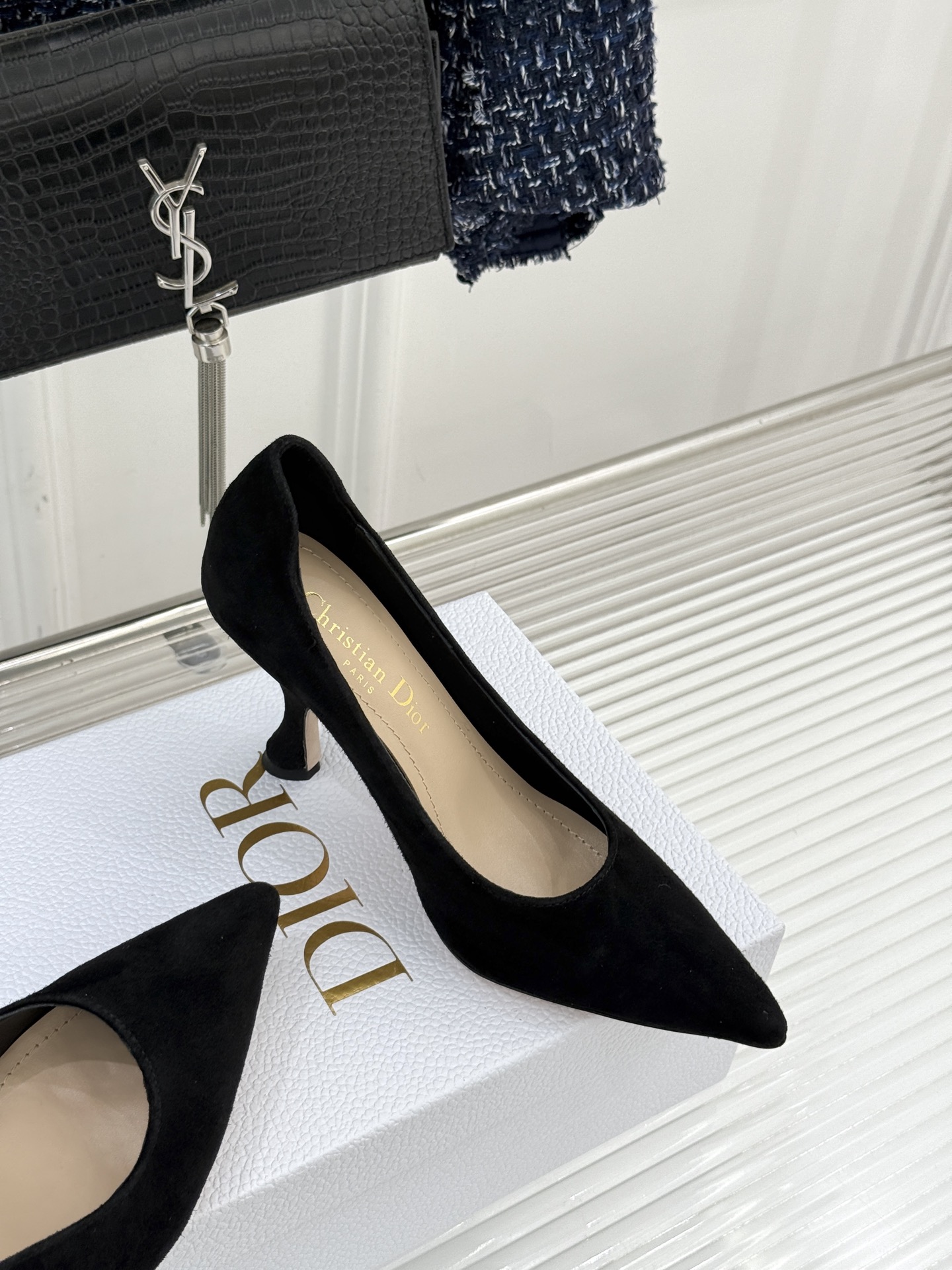 Dior/迪奥25WF新品极简尖头高跟鞋这款鞋以利落廓形重塑女性力量美学鞋跟高度拿捏得宜 既衬出修长腿线