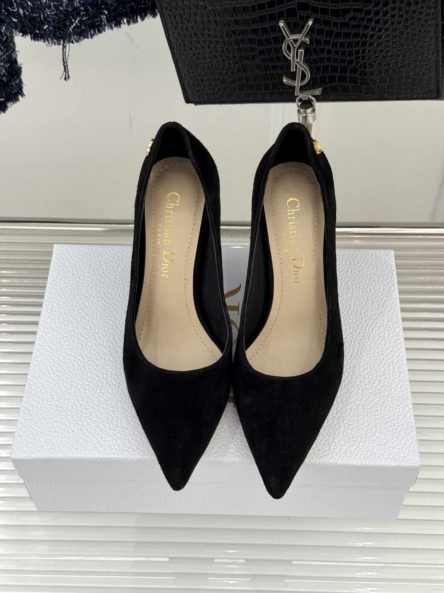 Dior/迪奥25WF新品极简尖头高跟鞋这款鞋以利落廓形重塑女性力量美学鞋跟高度拿捏得宜 既衬出修长腿线