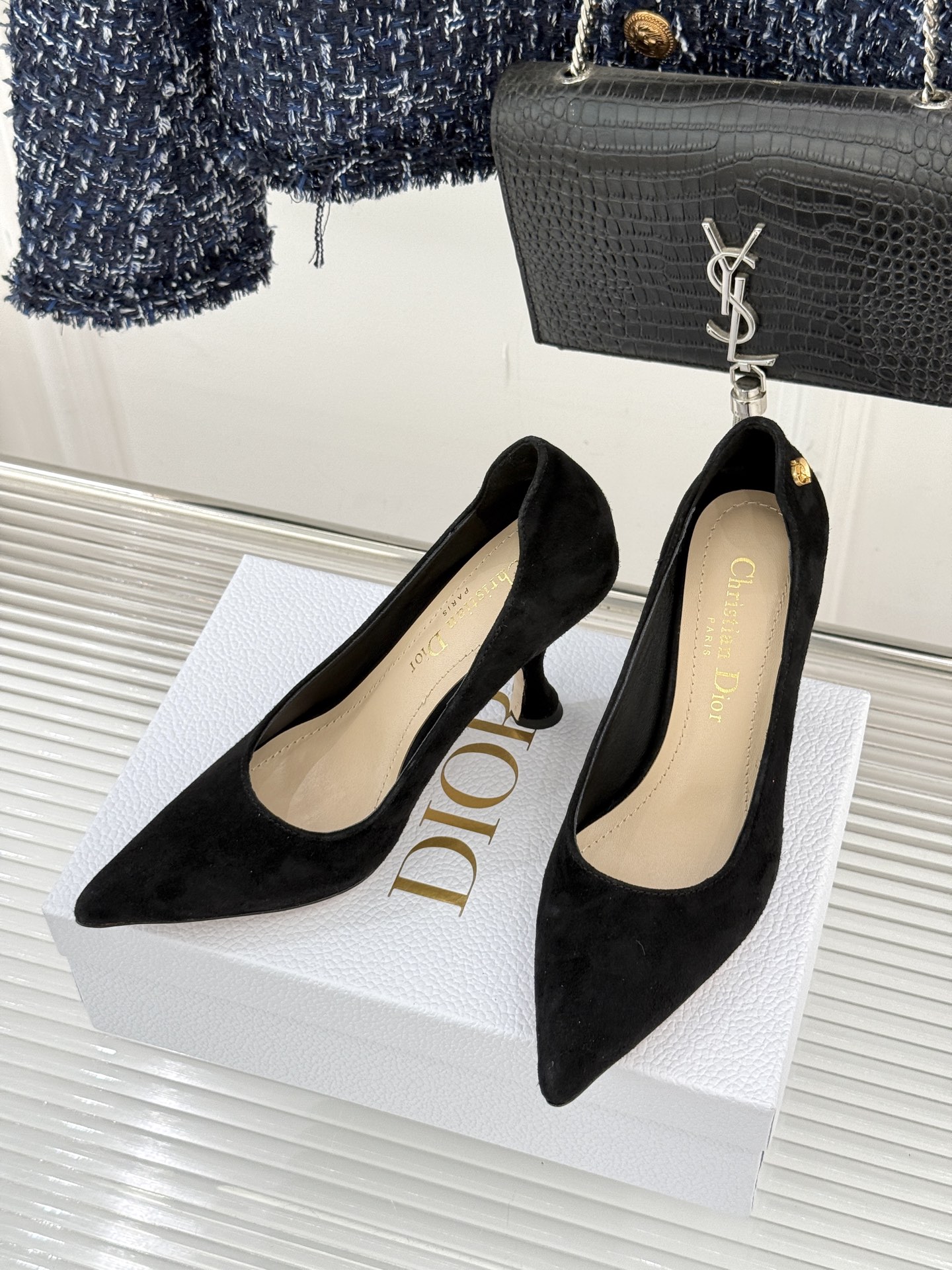 Dior/迪奥25WF新品极简尖头高跟鞋这款鞋以利落廓形重塑女性力量美学鞋跟高度拿捏得宜 既衬出修长腿线