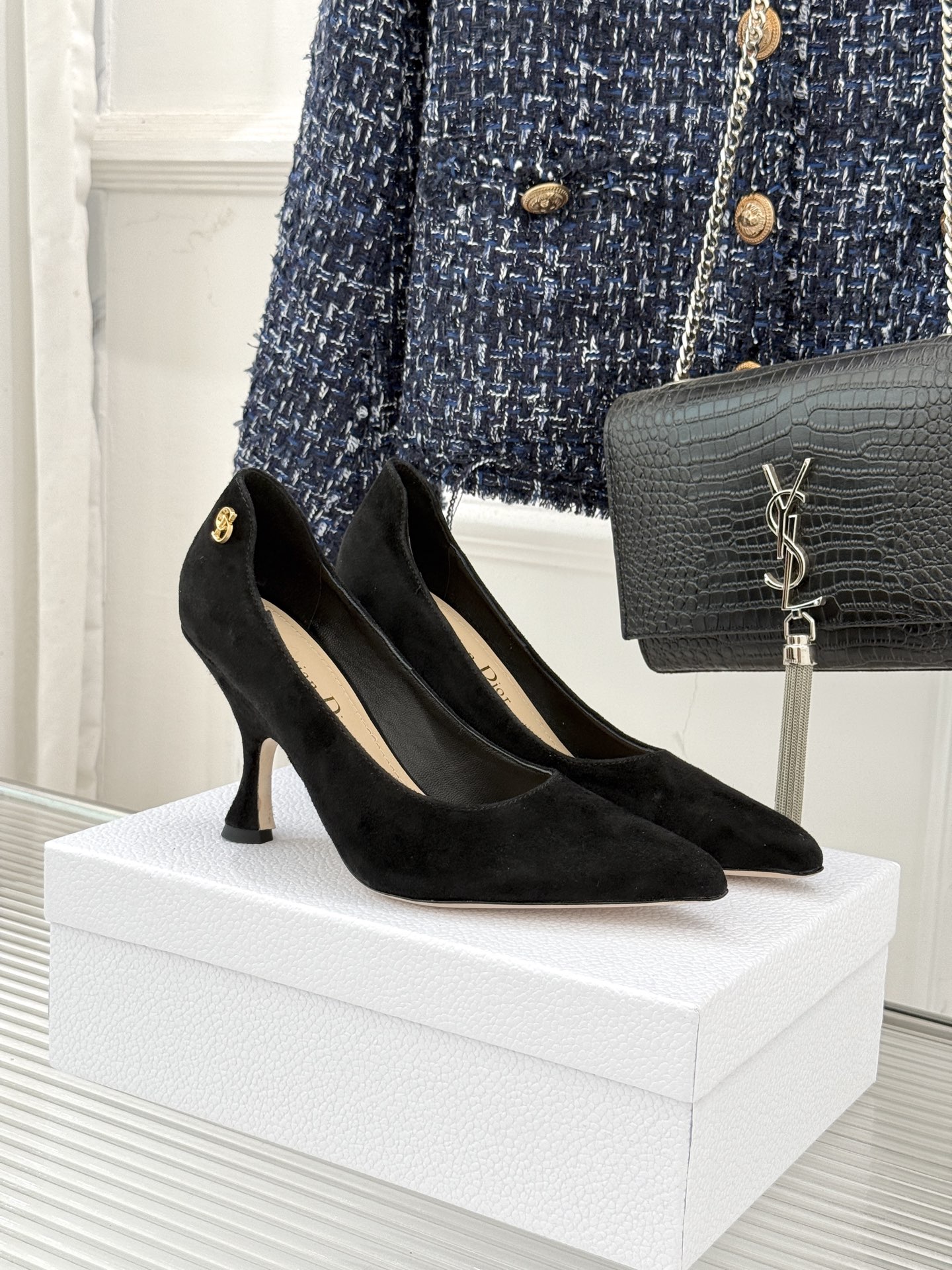 NO:695159,Dior/Dior 25WF new minimalist pointed-toe high-heeled shoes. This shoe reshapes the aesthetics of female power with a neat silhouette. The heel height is just right, which not only highlights the slender leg line, but also brings an unintentional aura with every step. The eye-catching metal CD logo on the back of the shoe is a high-gloss expression of the brand gene. It wins with the classic logo and smooth shoe shape. It not only echoes Dior's insistence on simple elegance but also hides the independent edge of contemporary women. Whether it is worn in the workplace with a suit or skirt, it shows a professional aura.  Whether it's a dinner party dress that shines brightly, this pair of high heels can be the finishing touch of the look, bringing elegance with edge and focus. The fabric is made of original customized calfskin. The lining of the tiptoe is sheepskin. The heel height is 8cm. Italian imported genuine leather outsole size35-39 (customized 40/41), high heels, dior, dior, high heels, skirts, business suit, cowhide, sheepskin, Leather soles19860909Dior/迪奥25WF新品极简尖头高跟鞋 这款鞋以利落廓形重塑女性力量美学 鞋跟高度拿捏得宜 既衬出修长腿线 每一步都带着不刻意的气场. 鞋后侧醒目的金属CD标识 是品牌基因的高光表达 以经典标识与流畅鞋型取胜 既呼应了Dior对简约优雅的坚守 又暗藏当代女性的独立锋芒. 无论是职场搭配西装套裙彰显专业气场 还是晚宴适配礼服绽放高光时刻 这双高跟鞋都能成为造型的点睛之笔 让优雅自带锋芒与焦点. 面料采用原版定制小牛皮 内里踮脚均为羊皮 跟高8cm 意大利进口真皮大底 size35-39（40/41定制）,高跟鞋单鞋,dior,dior,high heels,skirts,business suit,cowhide,sheepskin,Leather soles,Women's Shoes