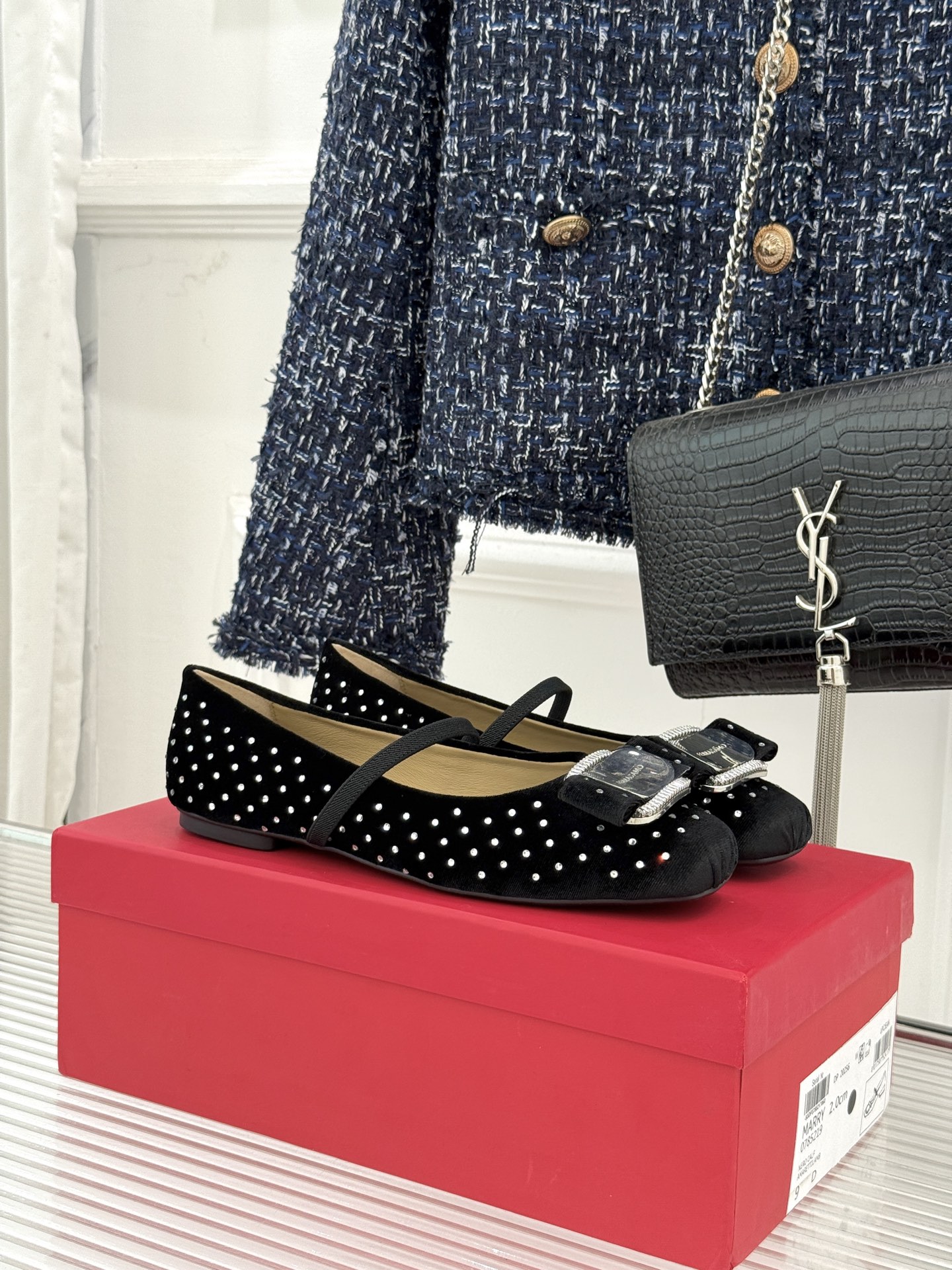 NO:695142,Ferragamo/Ferragamo 26AW early spring square toe, rhinestone bow buckle Mary Jane ballet shoes, ballet shoes soft ceiling ~ elegant temperament, romantic and casual Italian style, the last shape can fit your feet perfectly. It has the comfort and versatility of white shoes and is as elegant and versatile as high heels. Fashionable bloggers are vying to wear them! The upper is made of original customized materials, the lining is tiptoe mixed sheepskin, and the original molded non-slip outsole  zise35-39 (customized 40/41), single shoes, ferragamo, ferragamo, mary jane, high heels, sheepskin19860909Ferragamo/菲拉格慕26AW早春方头 水钻蝴蝶结扣玛丽珍鞋芭蕾舞鞋 芭蕾舞鞋柔软天花板呀~ 气质优雅 烂漫又随性的意式风情 楦型能完美贴合双脚 它既拥有小白鞋的舒适百搭 又能像高跟鞋一样优雅百变 时髦精博主们都在争着穿! 鞋面采用原版定制材质 内里踮脚混种羊皮 原版开模防滑大底 zise35-39（40/41定制）,单鞋,ferragamo,ferragamo,mary jane,high heels,sheepskin,Women's Shoes