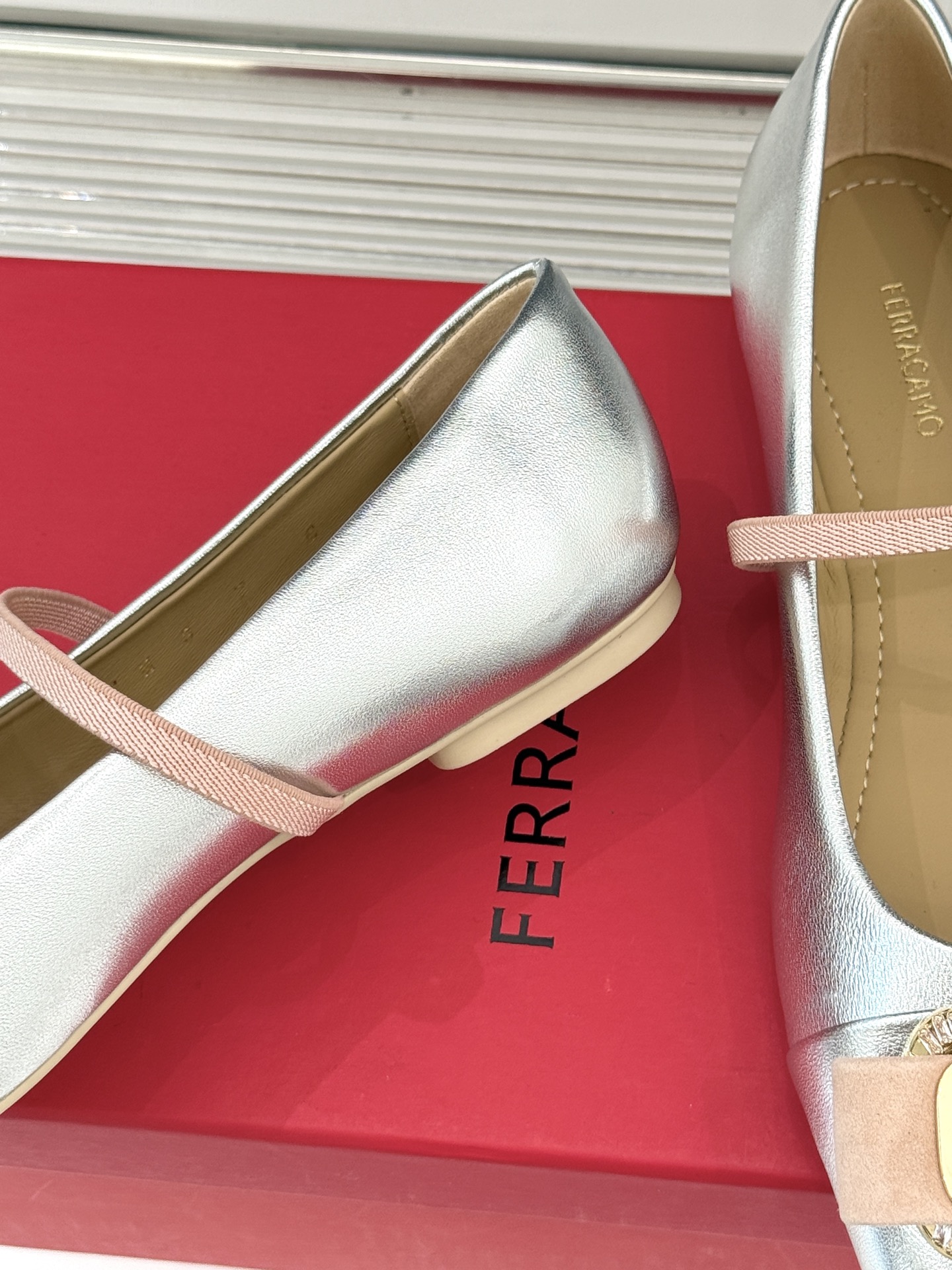 Ferragamo/菲拉格慕26AW早春方头水钻蝴蝶结扣玛丽珍鞋芭蕾舞鞋芭蕾舞鞋柔软天花板呀~气质优雅 