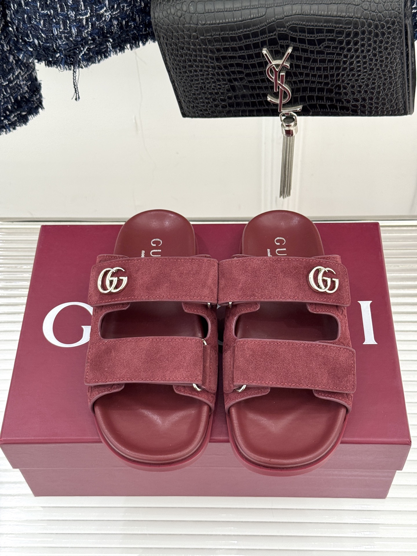 Gucci/古驰经典春夏新品双G扣沙滩魔术贴拖鞋夏天必备懒人福音鞋 谁穿谁美！很轻盈上脚意外的舒适 还不
