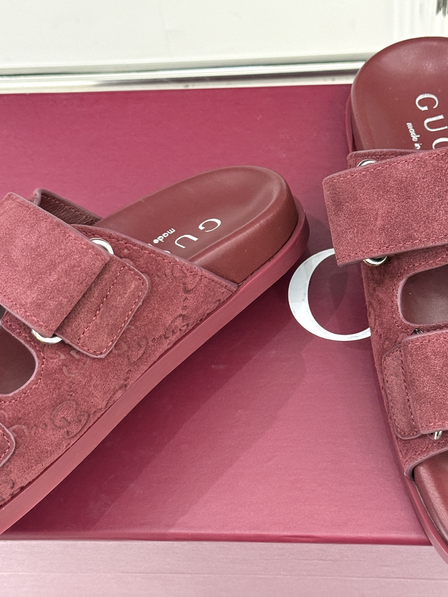 Gucci/古驰经典春夏新品双G扣沙滩魔术贴拖鞋夏天必备懒人福音鞋 谁穿谁美！很轻盈上脚意外的舒适 还不