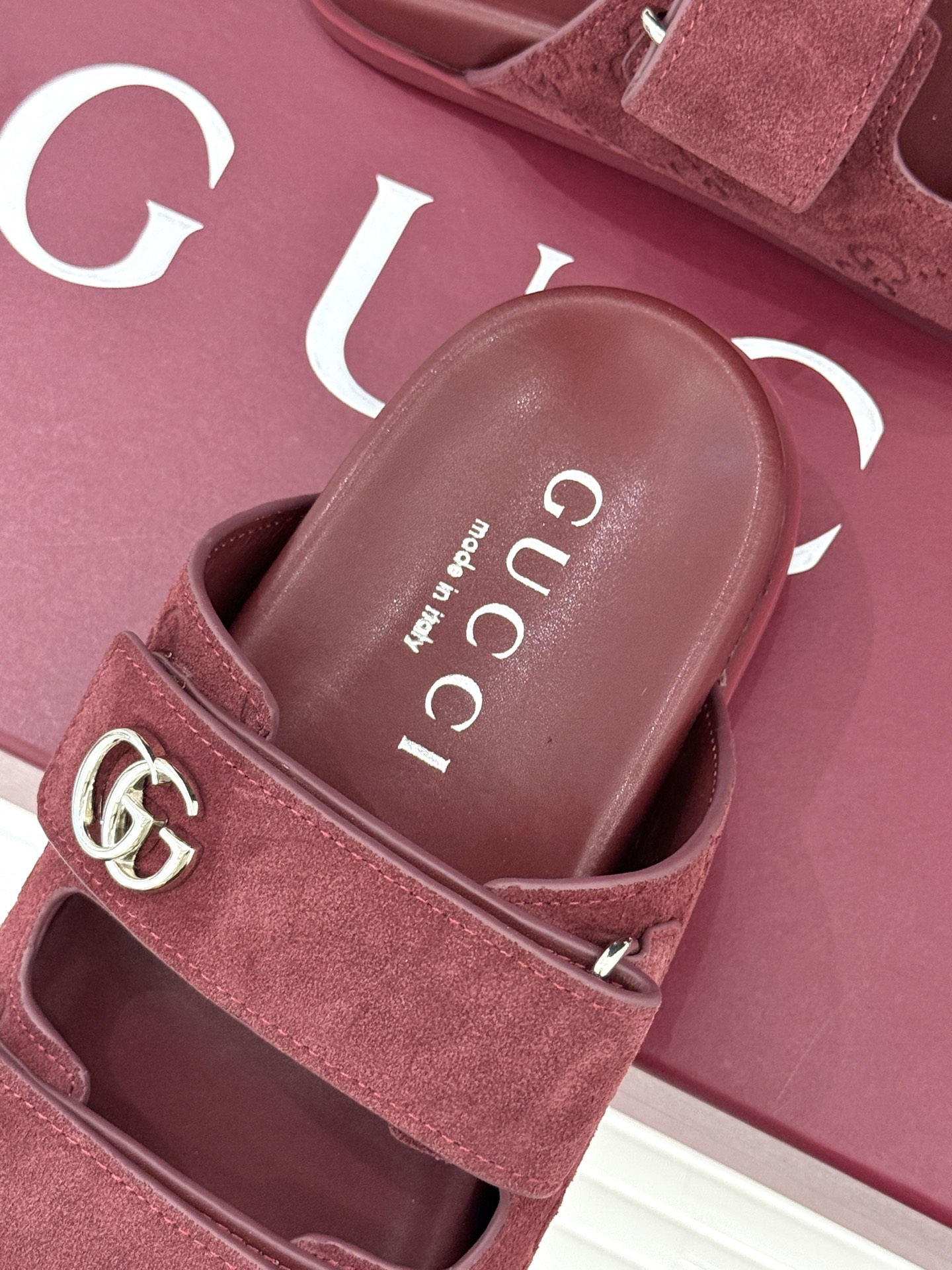 Gucci/古驰经典春夏新品双G扣沙滩魔术贴拖鞋夏天必备懒人福音鞋 谁穿谁美！很轻盈上脚意外的舒适 还不