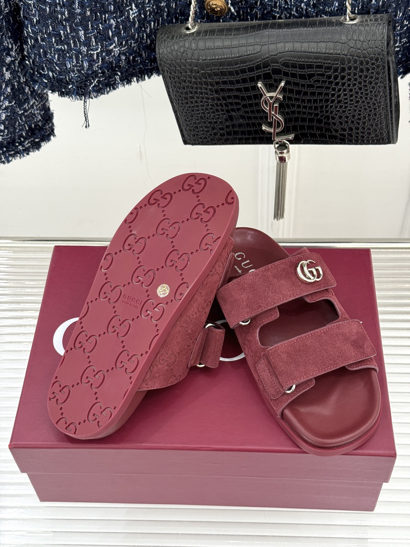 Gucci/古驰经典春夏新品双G扣沙滩魔术贴拖鞋夏天必备懒人福音鞋 谁穿谁美！很轻盈上脚意外的舒适 还不