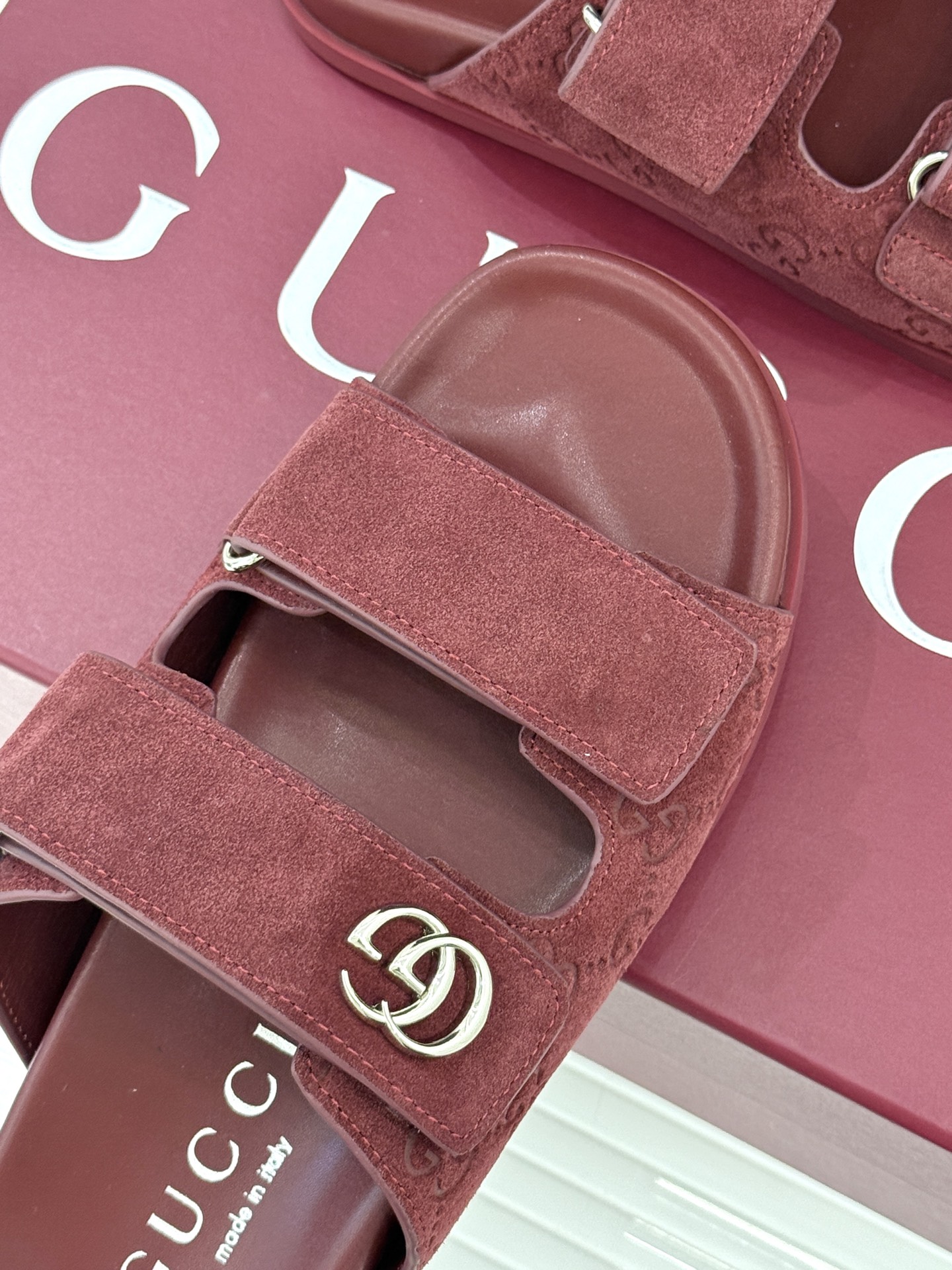 Gucci/古驰经典春夏新品双G扣沙滩魔术贴拖鞋夏天必备懒人福音鞋 谁穿谁美！很轻盈上脚意外的舒适 还不