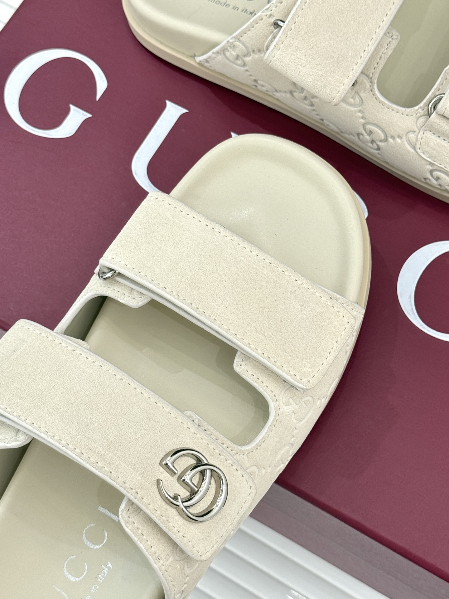 Gucci/古驰经典春夏新品双G扣沙滩魔术贴拖鞋夏天必备懒人福音鞋 谁穿谁美！很轻盈上脚意外的舒适 还不