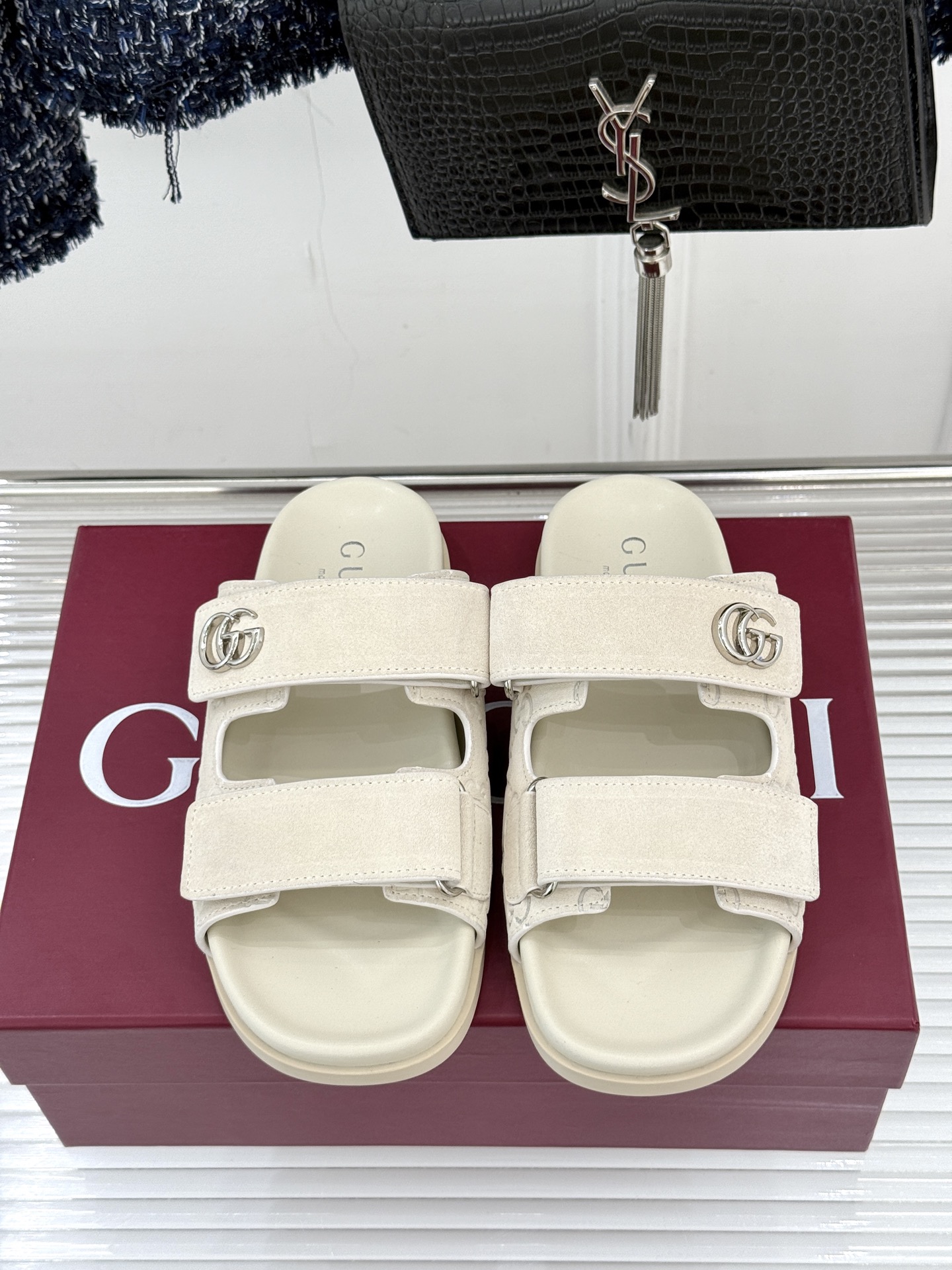Gucci/古驰经典春夏新品双G扣沙滩魔术贴拖鞋夏天必备懒人福音鞋 谁穿谁美！很轻盈上脚意外的舒适 还不