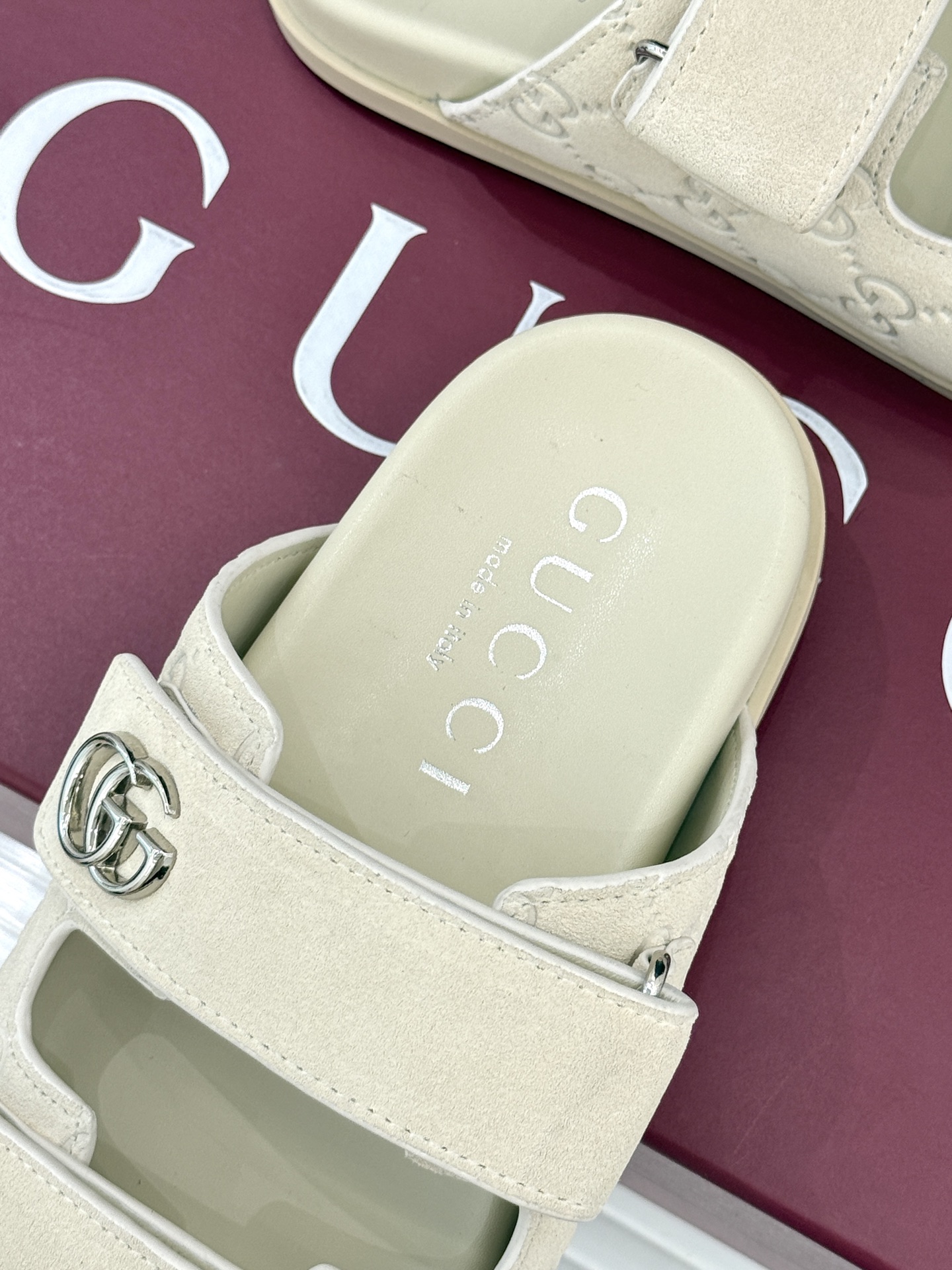 Gucci/古驰经典春夏新品双G扣沙滩魔术贴拖鞋夏天必备懒人福音鞋 谁穿谁美！很轻盈上脚意外的舒适 还不