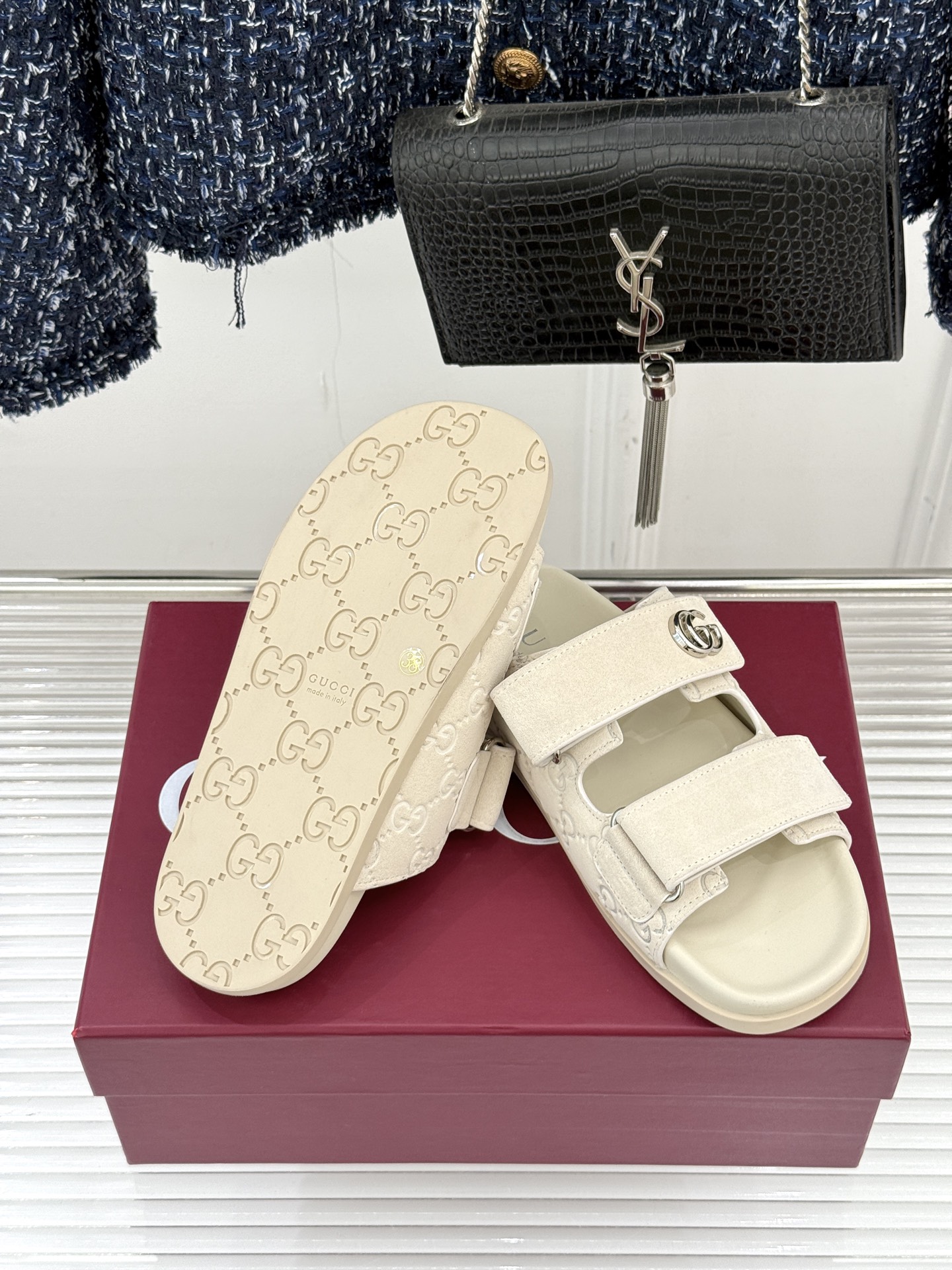 Gucci/古驰经典春夏新品双G扣沙滩魔术贴拖鞋夏天必备懒人福音鞋 谁穿谁美！很轻盈上脚意外的舒适 还不