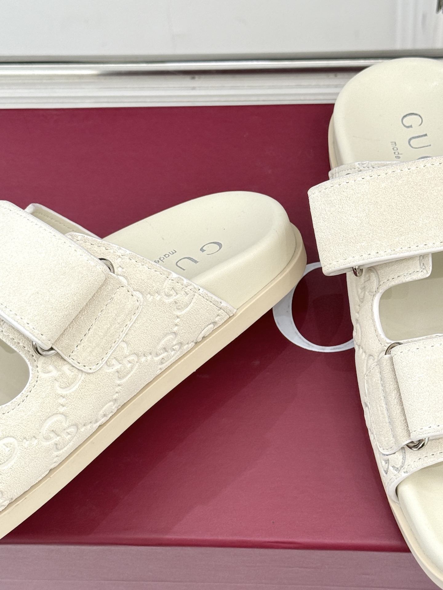 Gucci/古驰经典春夏新品双G扣沙滩魔术贴拖鞋夏天必备懒人福音鞋 谁穿谁美！很轻盈上脚意外的舒适 还不