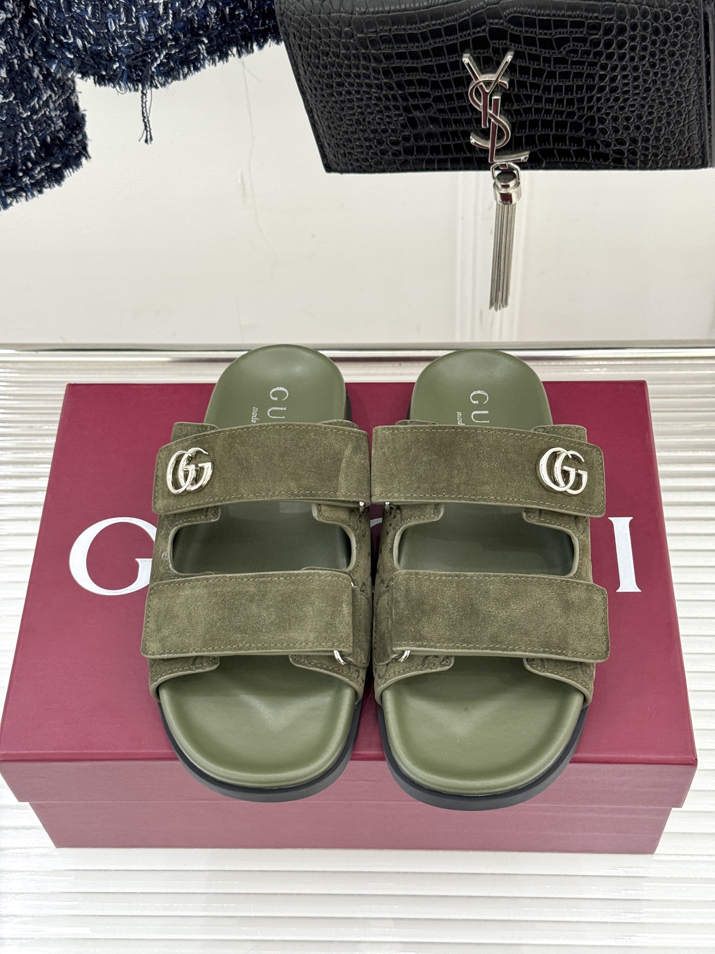 Gucci/古驰经典春夏新品双G扣沙滩魔术贴拖鞋夏天必备懒人福音鞋 谁穿谁美！很轻盈上脚意外的舒适 还不
