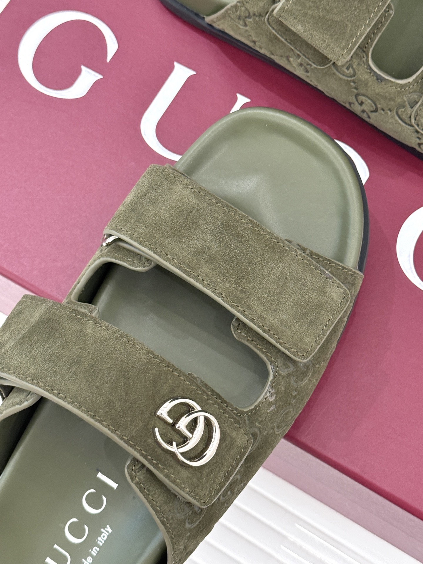 Gucci/古驰经典春夏新品双G扣沙滩魔术贴拖鞋夏天必备懒人福音鞋 谁穿谁美！很轻盈上脚意外的舒适 还不