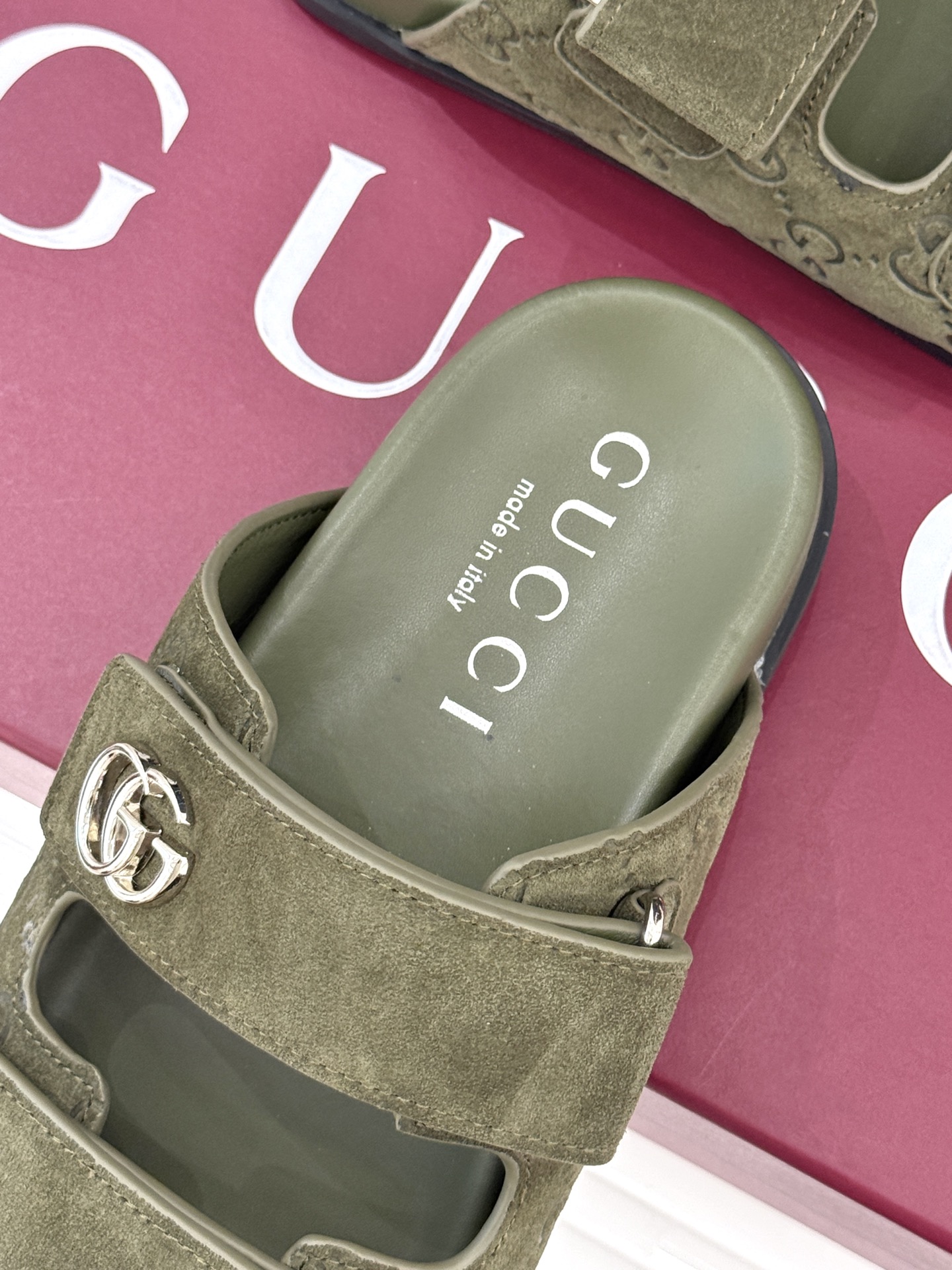 Gucci/古驰经典春夏新品双G扣沙滩魔术贴拖鞋夏天必备懒人福音鞋 谁穿谁美！很轻盈上脚意外的舒适 还不