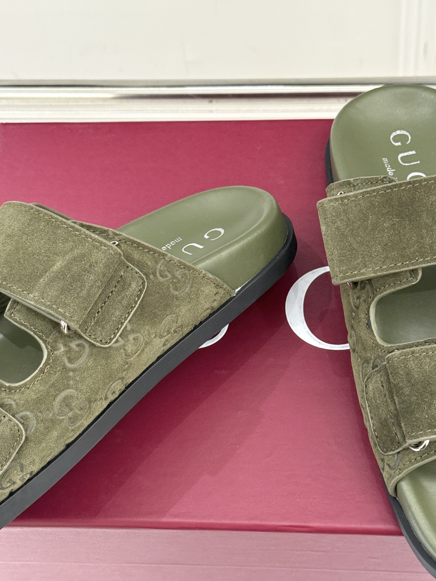 Gucci/古驰经典春夏新品双G扣沙滩魔术贴拖鞋夏天必备懒人福音鞋 谁穿谁美！很轻盈上脚意外的舒适 还不