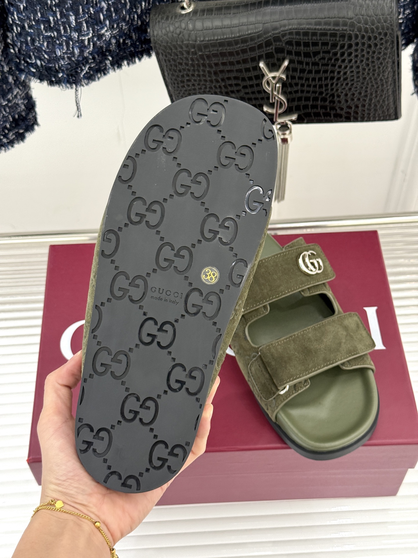 Gucci/古驰经典春夏新品双G扣沙滩魔术贴拖鞋夏天必备懒人福音鞋 谁穿谁美！很轻盈上脚意外的舒适 还不