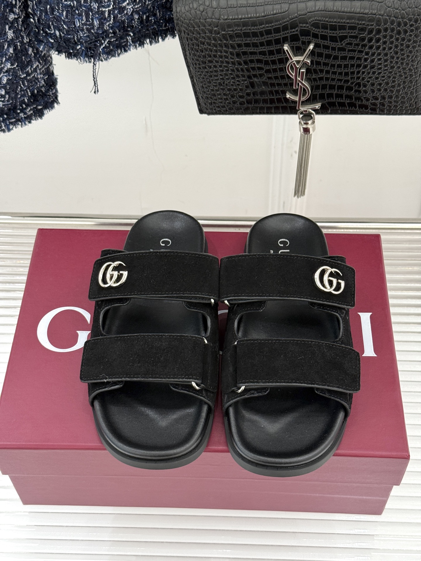 Gucci/古驰经典春夏新品双G扣沙滩魔术贴拖鞋夏天必备懒人福音鞋 谁穿谁美！很轻盈上脚意外的舒适 还不