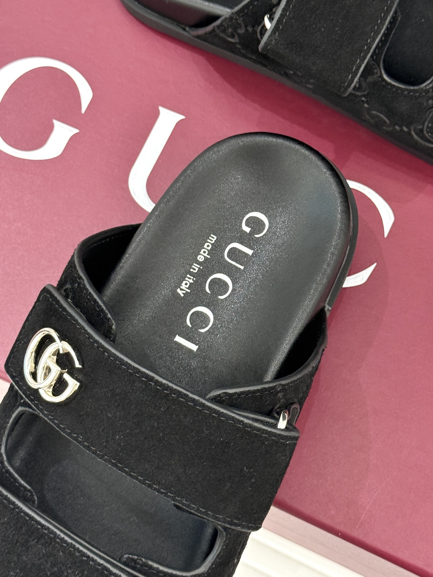 Gucci/古驰经典春夏新品双G扣沙滩魔术贴拖鞋夏天必备懒人福音鞋 谁穿谁美！很轻盈上脚意外的舒适 还不