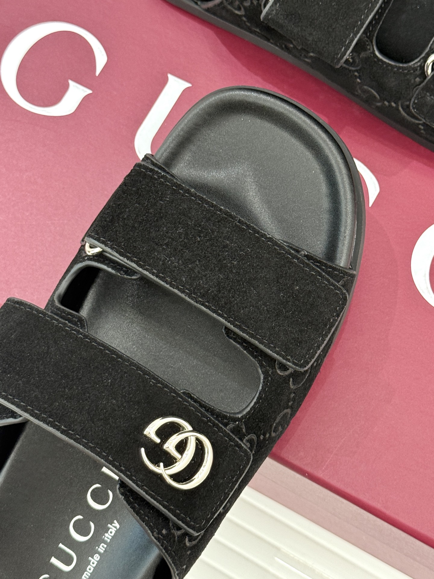 Gucci/古驰经典春夏新品双G扣沙滩魔术贴拖鞋夏天必备懒人福音鞋 谁穿谁美！很轻盈上脚意外的舒适 还不