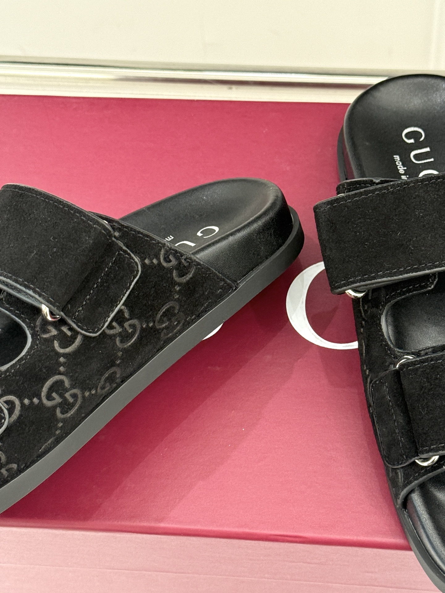 Gucci/古驰经典春夏新品双G扣沙滩魔术贴拖鞋夏天必备懒人福音鞋 谁穿谁美！很轻盈上脚意外的舒适 还不