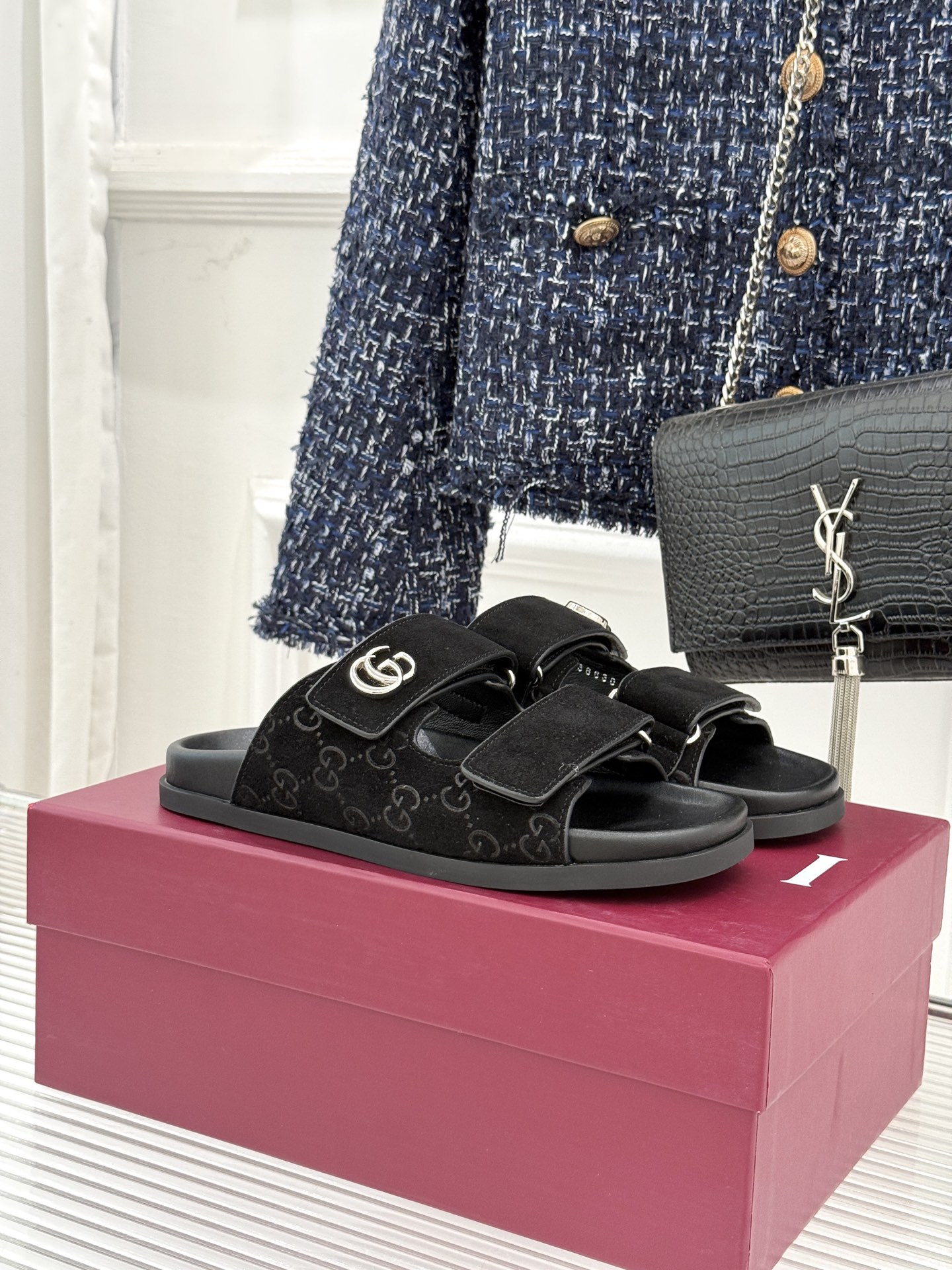 NO:706172,Gucci/Gucci’s new classic spring and summer products, double G buckle beach Velcro slippers, must-have lazy gospel shoes for summer, whoever wears them looks better!  Very light and surprisingly comfortable on the feet. Not picky about foot shape. The simple Velcro design is very attractive. It can be adjusted in size. The hardware buckle is original molded and electroplated and is not easy to fade. The fabric is made of original customized material. The inner sheepskin is very comfortable and does not scratch or scratch the feet. Original molded custom outsole Size35-39 (customized 40/41/42), slippers, gucci, gucci, slippers, sheepskin19860909Gucci/古驰经典春夏新品 双G扣沙滩魔术贴拖鞋 夏天必备懒人福音鞋 谁穿谁美！ 很轻盈上脚意外的舒适 还不挑脚型 简约的魔术贴设计很耐看 可调节大小 五金扣原版开模电镀不易褪色 面料采用原版定制材质 内里羊皮很舒服不刮也不磨脚 原版开模定制大底 Size35-39（40/41/42定制）,拖鞋,gucci,gucci,slippers,sheepskin,Women's Shoes