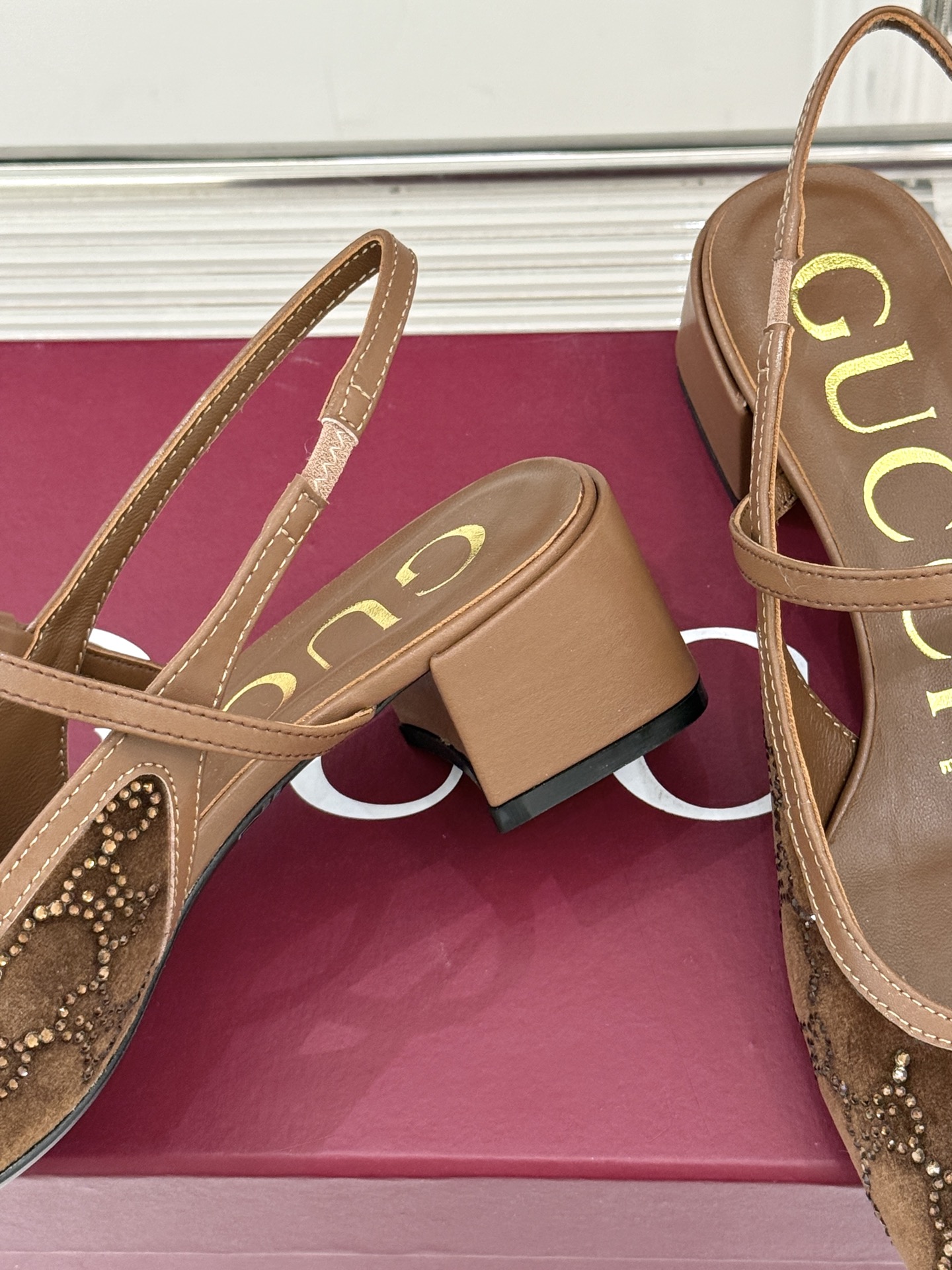 Gucci/古驰25WF新品丝绒水钻方头粗跟后空凉鞋在一双凉鞋上续写百年奢韵。是复古与璀璨的惊艳邂逅让每