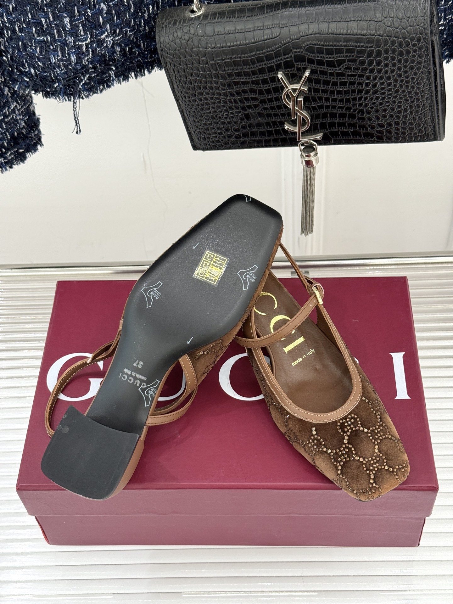 Gucci/古驰25WF新品丝绒水钻方头粗跟后空凉鞋在一双凉鞋上续写百年奢韵。是复古与璀璨的惊艳邂逅让每