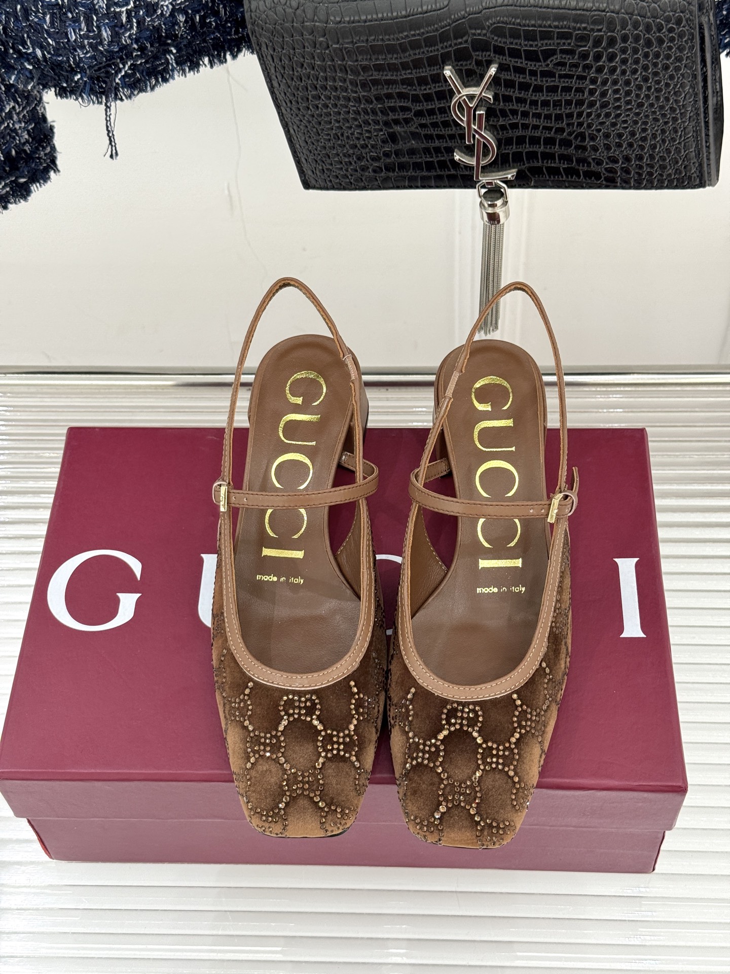 Gucci/古驰25WF新品丝绒水钻方头粗跟后空凉鞋在一双凉鞋上续写百年奢韵。是复古与璀璨的惊艳邂逅让每