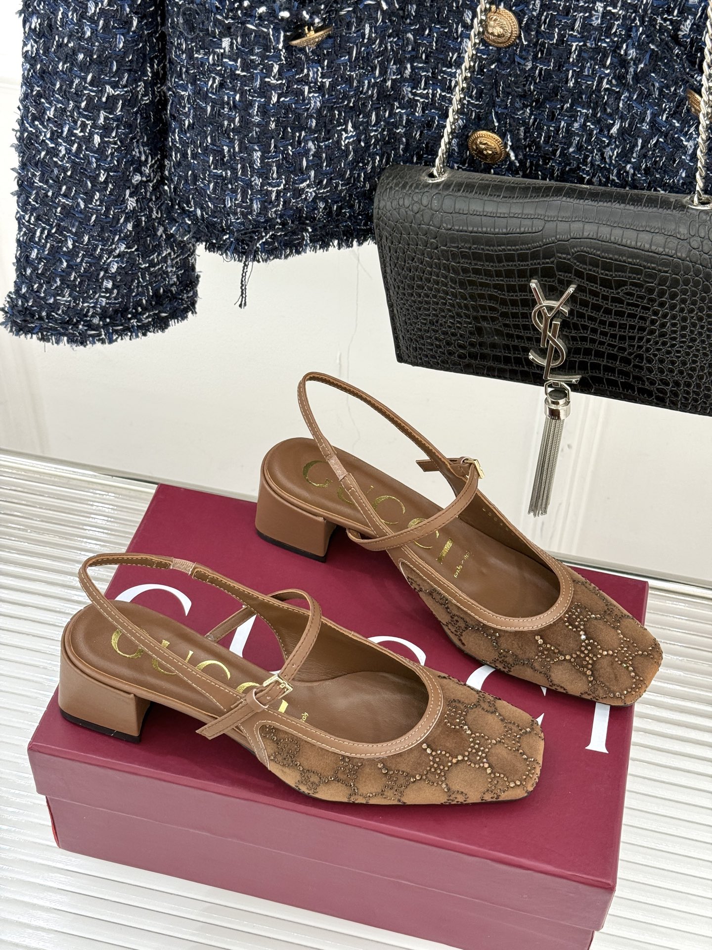 Gucci/古驰25WF新品丝绒水钻方头粗跟后空凉鞋在一双凉鞋上续写百年奢韵。是复古与璀璨的惊艳邂逅让每