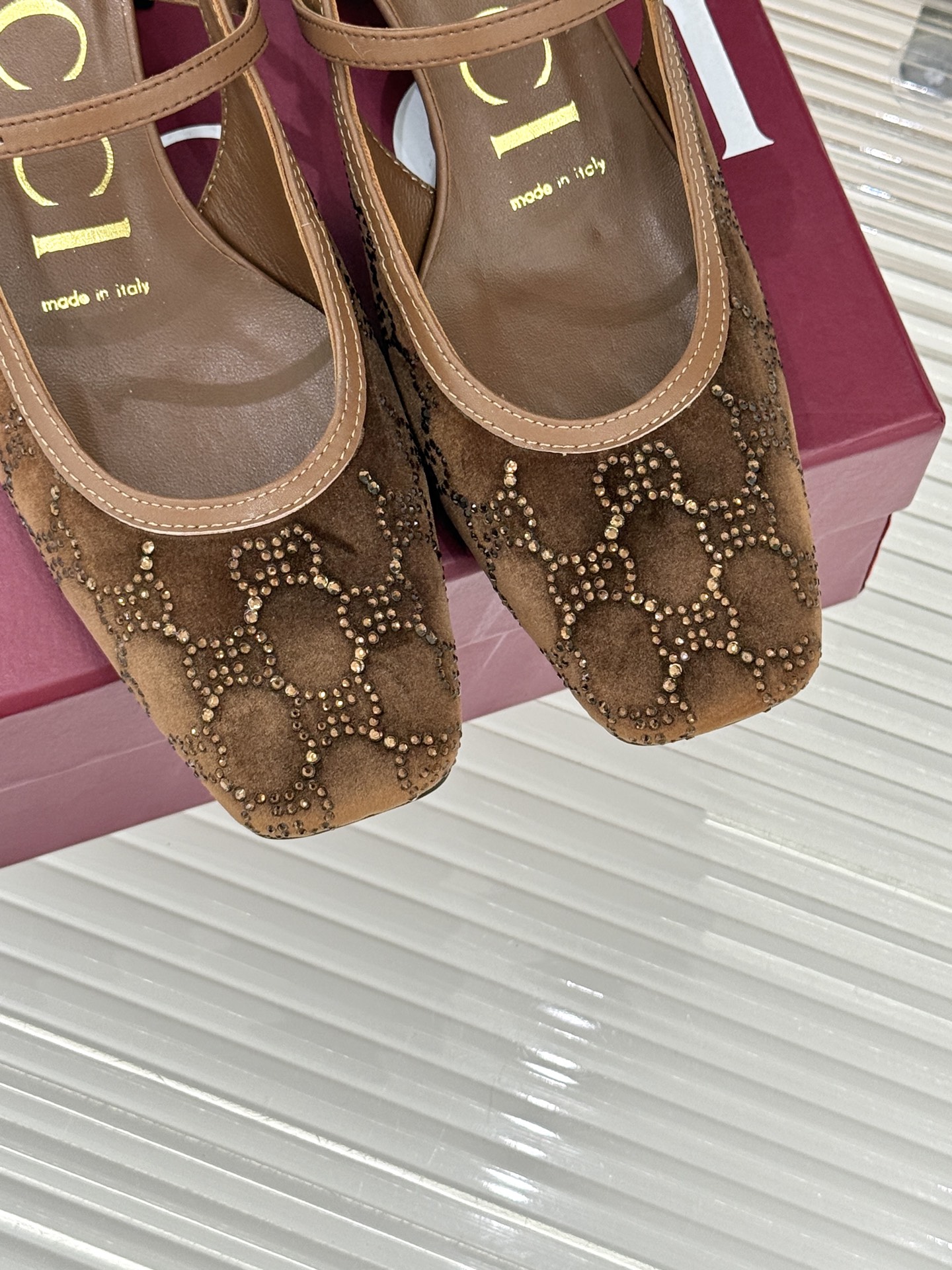Gucci/古驰25WF新品丝绒水钻方头粗跟后空凉鞋在一双凉鞋上续写百年奢韵。是复古与璀璨的惊艳邂逅让每