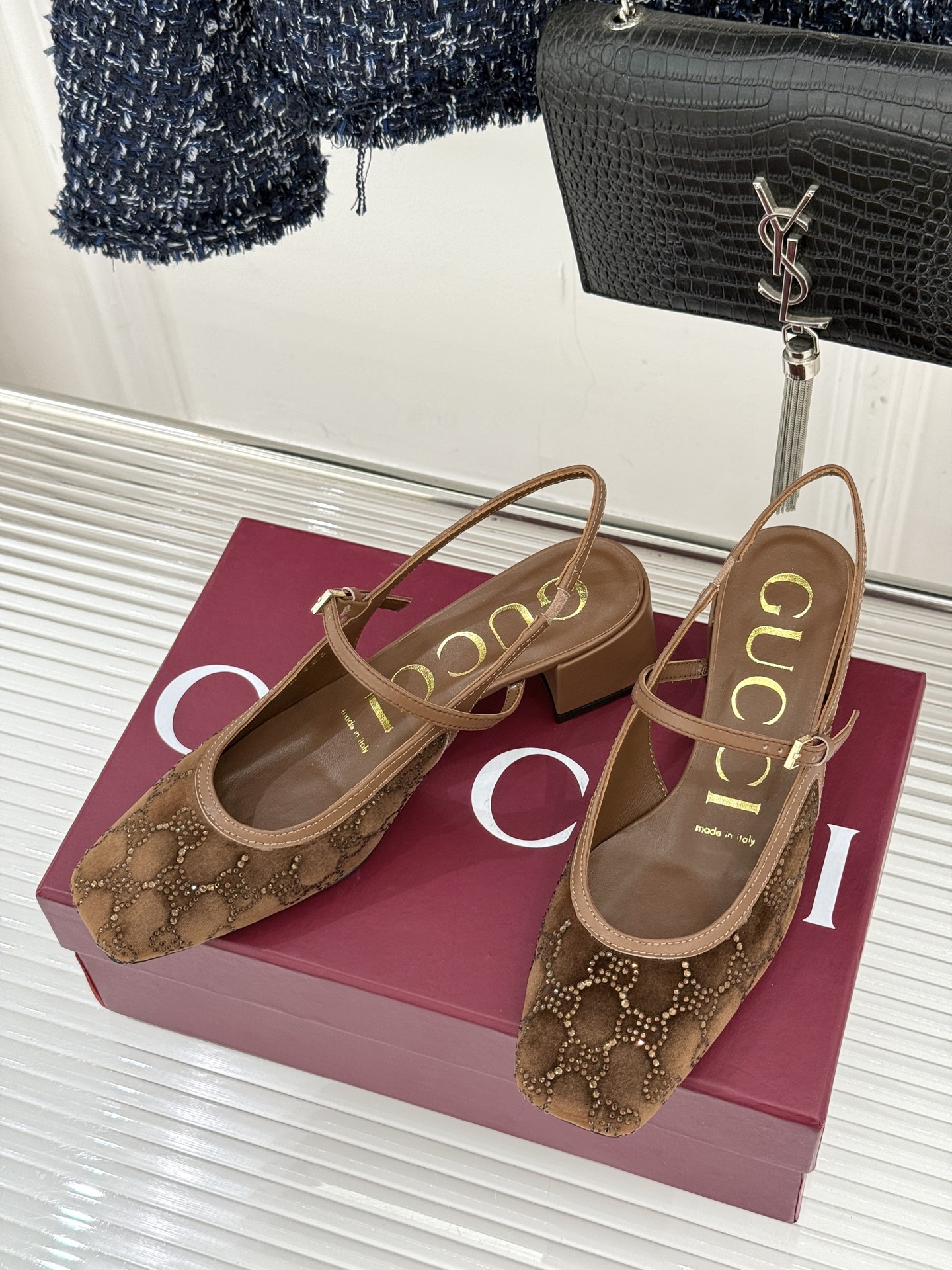 Gucci/古驰25WF新品丝绒水钻方头粗跟后空凉鞋在一双凉鞋上续写百年奢韵。是复古与璀璨的惊艳邂逅让每